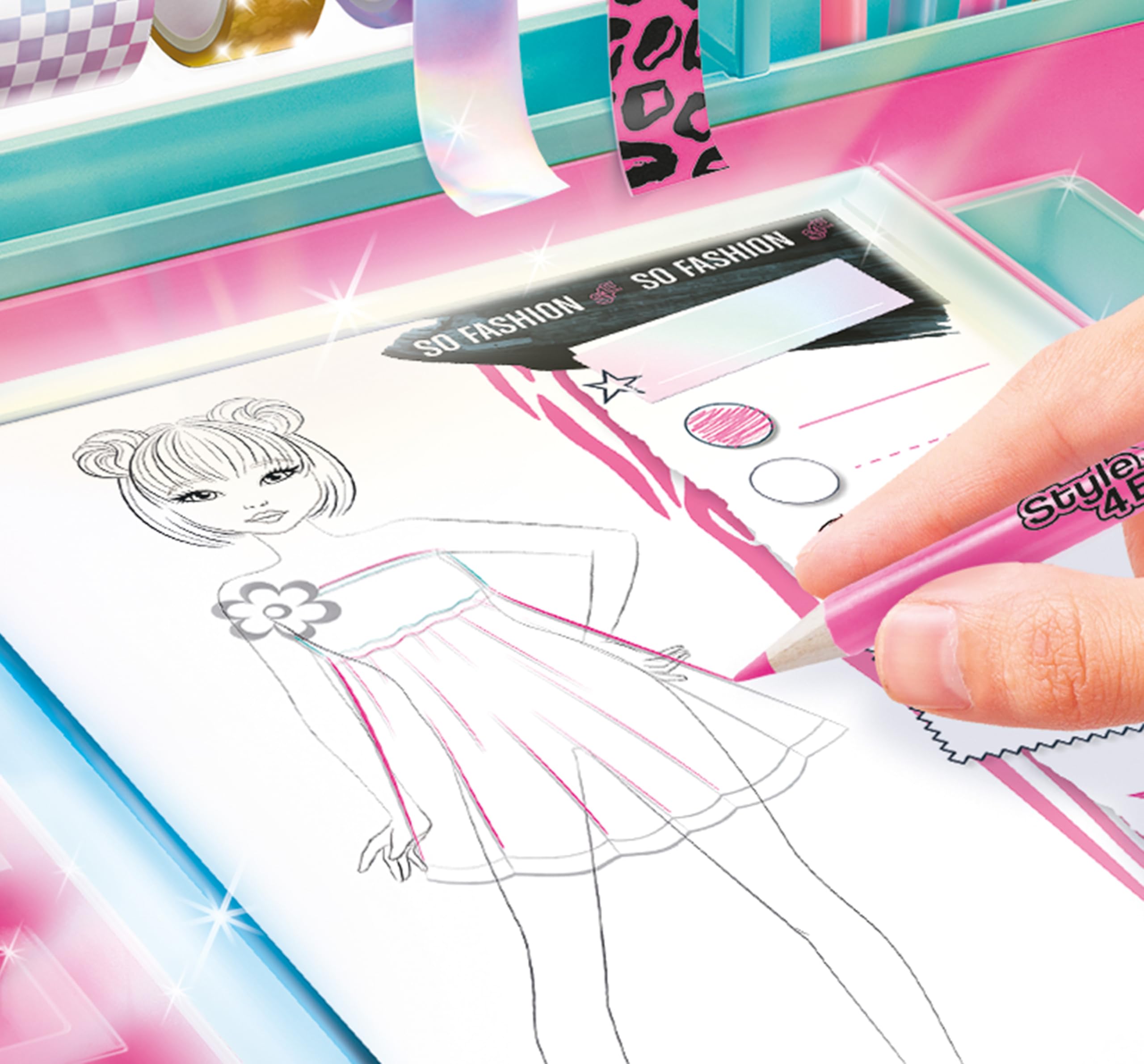 Canal Toys - Style 4Ever - Fashion Designer Studio con Luz y Telas | Con Luz LED, Plantillas Electroestáticas, Telas Reales, Lápices de Colores, Rotulador, Gemas, Cintas Adhesivas y más
