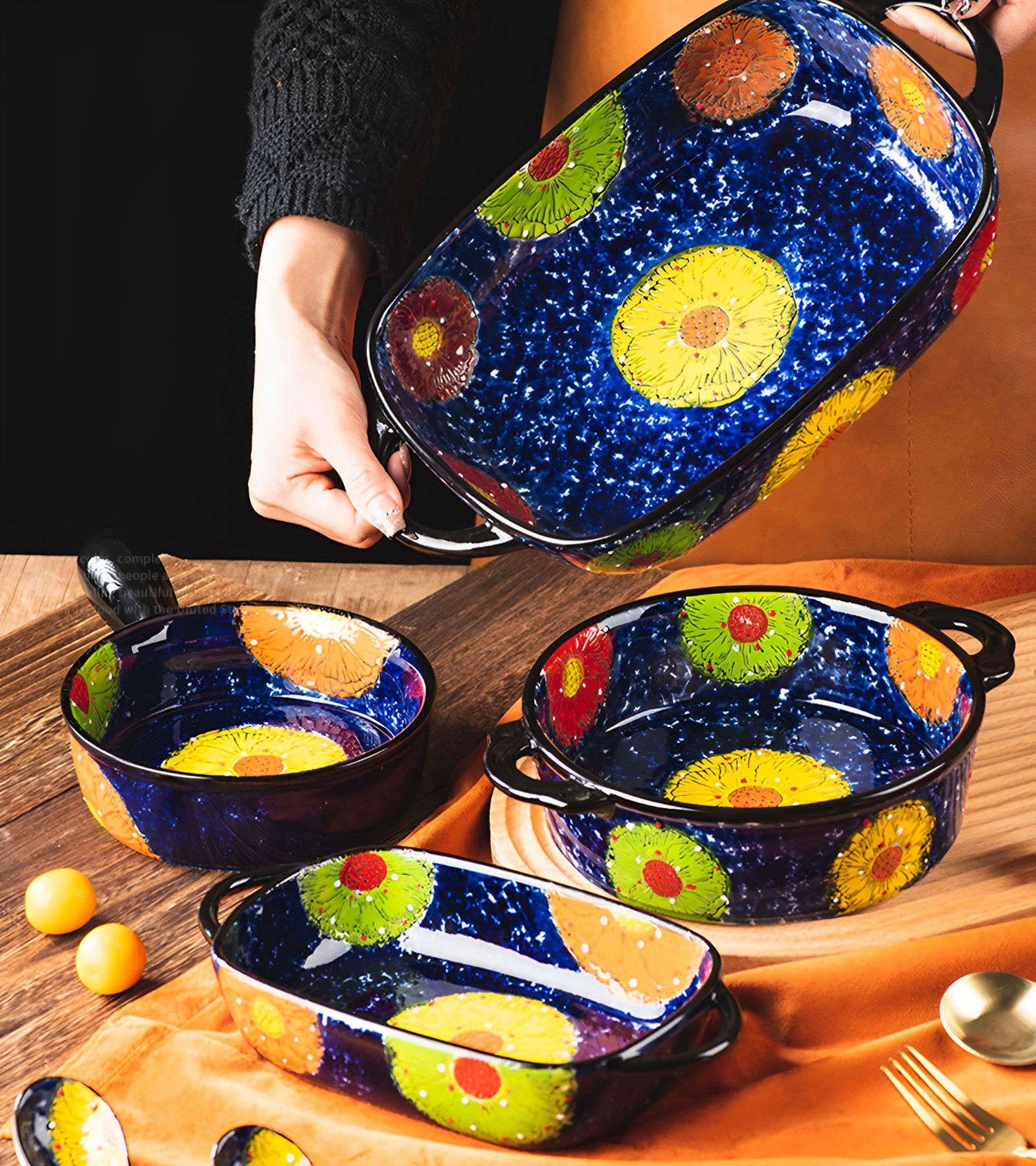 Ceramiczne naczynie do pieczenia do piekarnika, małe naczynie do zapiekania z uchwytami, piekarnik ceramiczny do pieczenia - niebieskie i kwiaty - okrągłe 950 ml