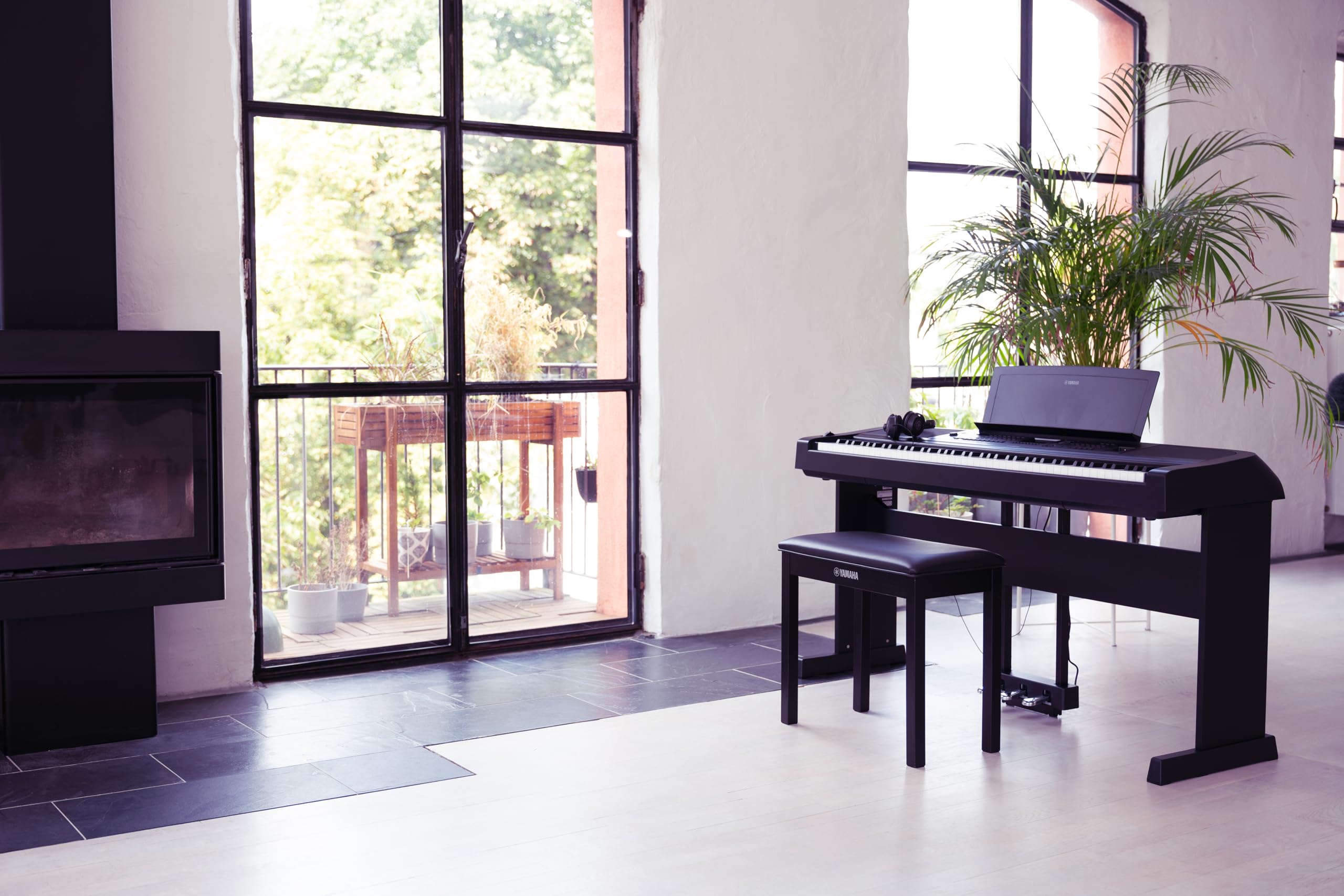 Yamaha DGX-670 - Portable Grand Digital Piano con 88 tasti pesati, Bluetooth Audio, Suono CFX, 630+ Voices, Funzionalità professionali - Nero
