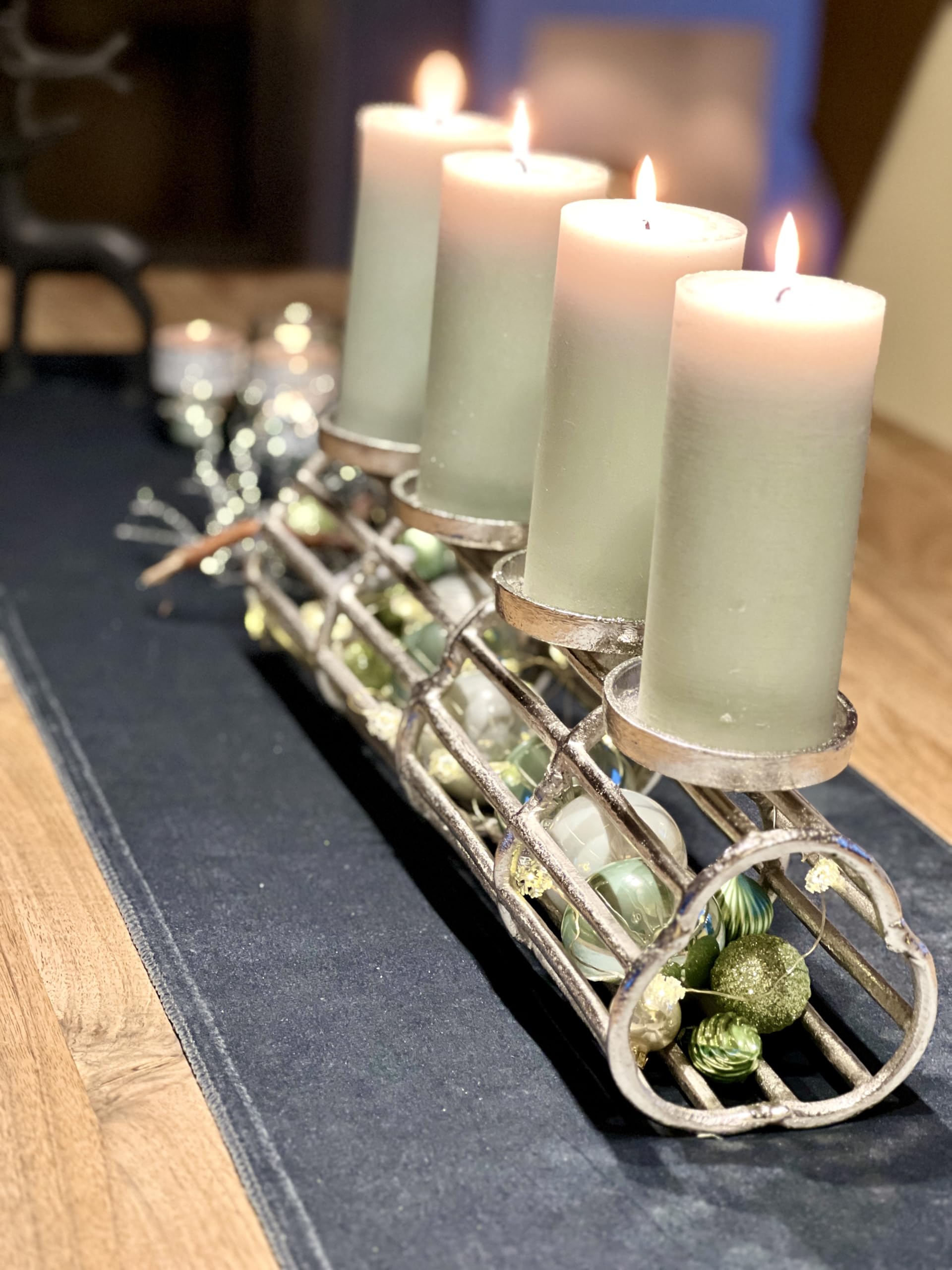 Brandsseller Adventskranz | Länge 51 cm Höhe 13 cm | Weihnachtskranz | Kerzenhalter | Deko Adventsgesteck | Aluminium | Silber