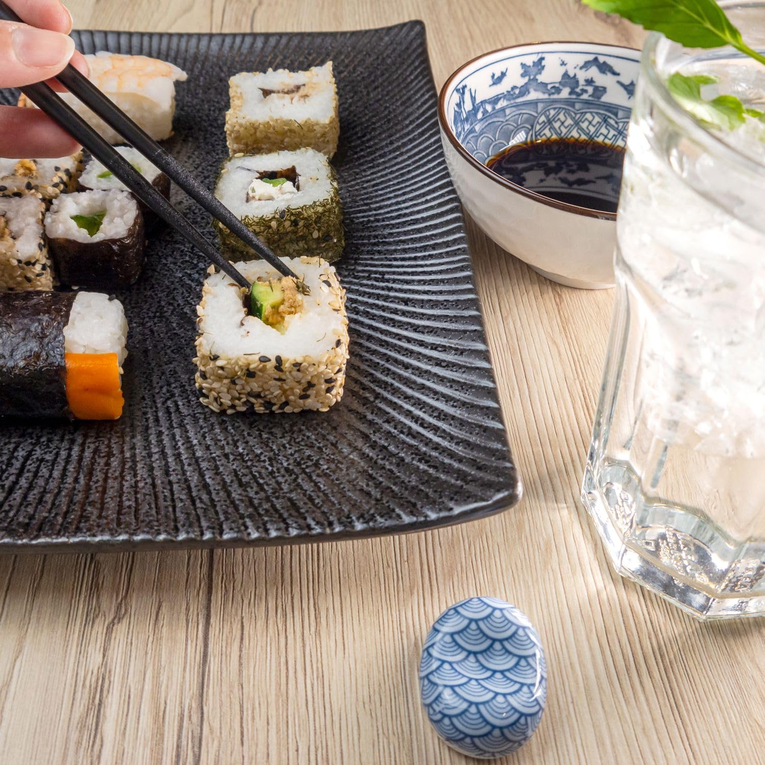 INTIRILIFE 4x Sushi Platte Servier Teller aus Porzellan in Schwarz - 26 x 23.4 x 3.8 cm - Japanisches Sushi Servier Geschirr Handgefertigt Rechteckig