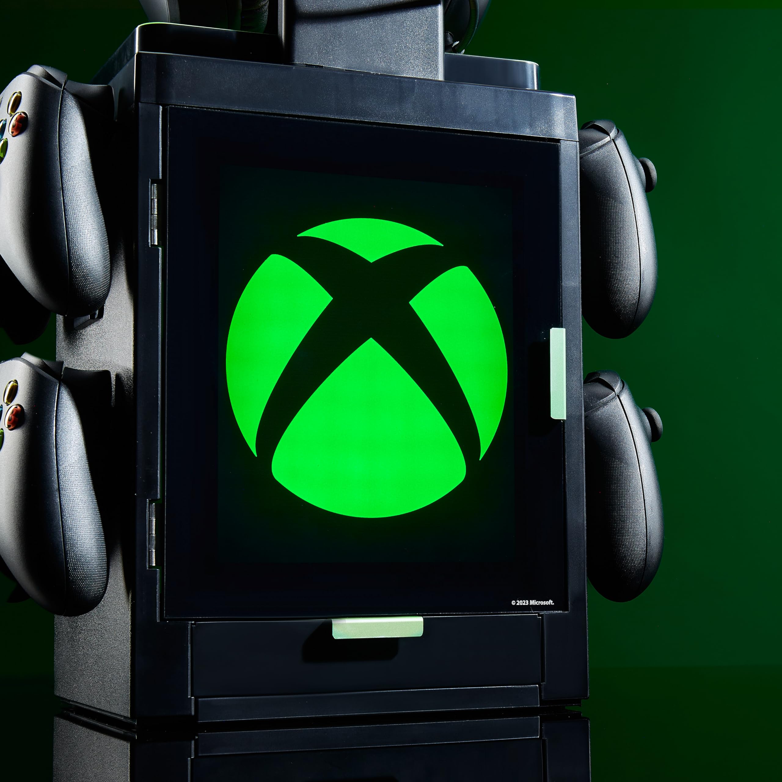 Numskull – Gaming Locker con Logo Xbox Illuminato – Per 4 Controller, 10 Giochi e 1 Cuffia – Merchandising Ufficiale Xbox