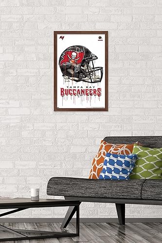 Miniatura 17 de Trends International NFL Tampa Bay Buccaneers - Póster de pared con casco de goteo 20, 22.375 x 34 pulgadas, versión enmarcada negra Versión