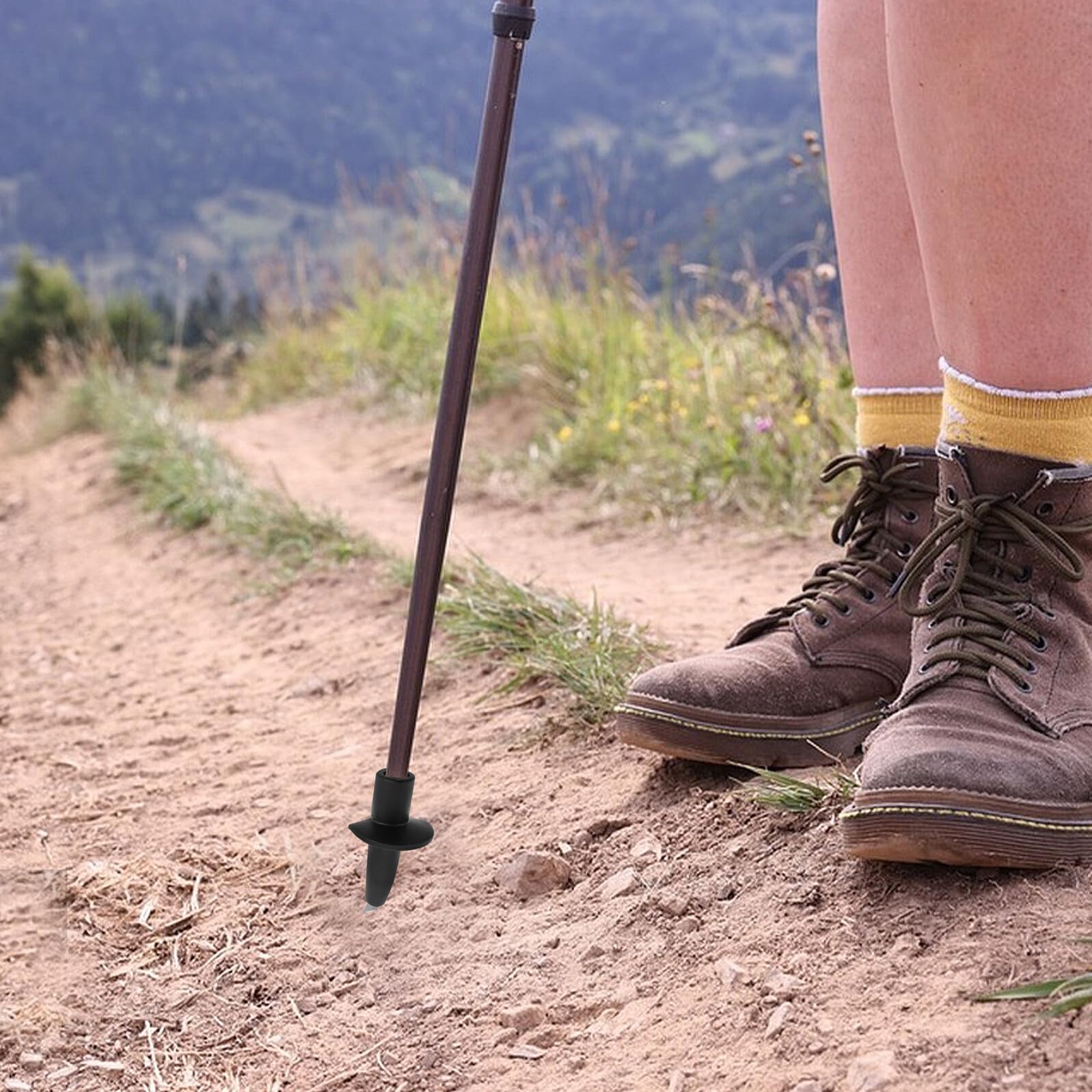 Universelle Trekkingstockspitzen aus Wolframstahl mit Nylon für Verbesserten Halt und Schnelle Montage Beim Skifahren und Wandern in Grüner Farbe