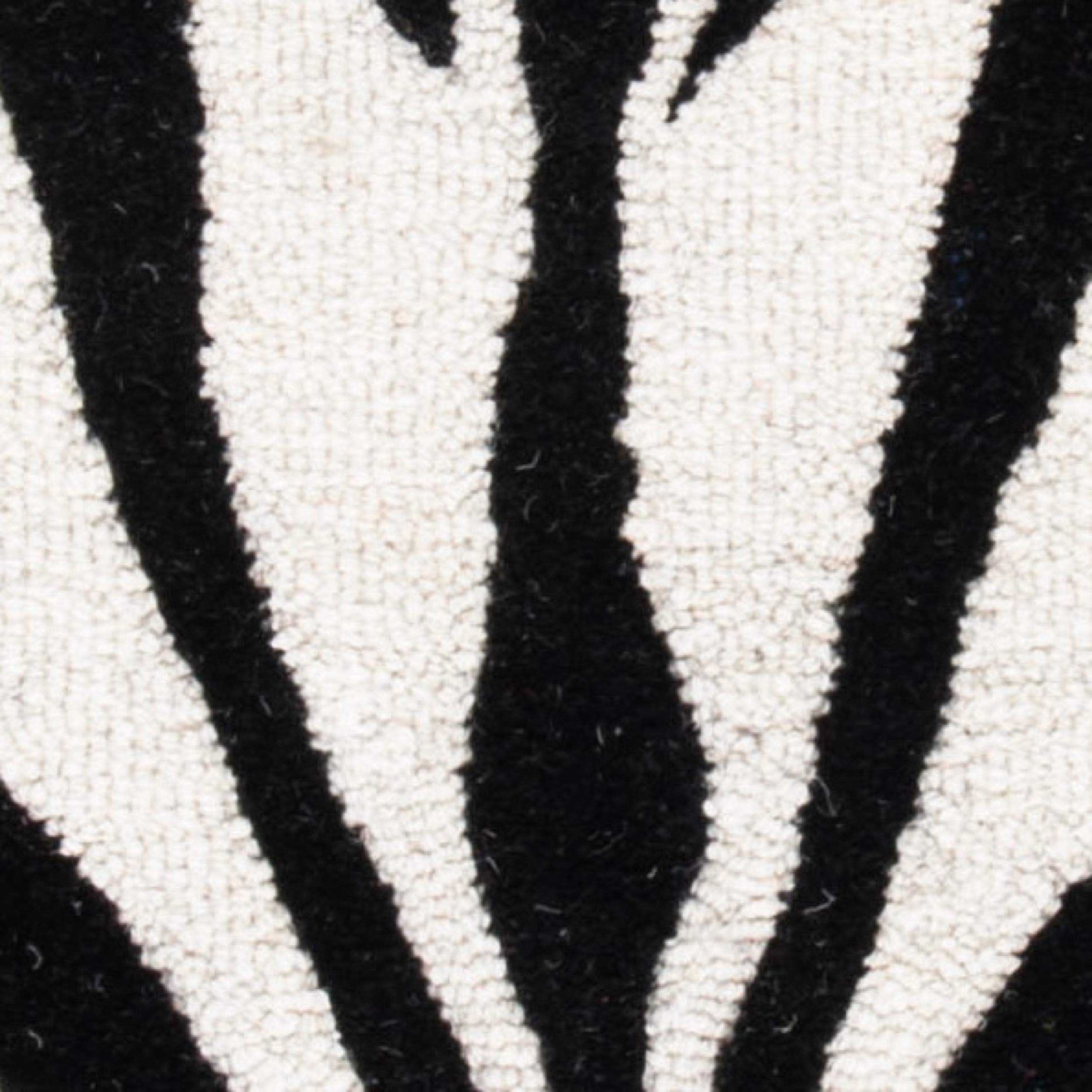 SAFAVIEH Tapis Imprimé Animalier Salon, Salle à manger, Chambre à coucher - Cambridge Collection, Tapis à poil court, Ivoire et noir, 76 X 244 cm
