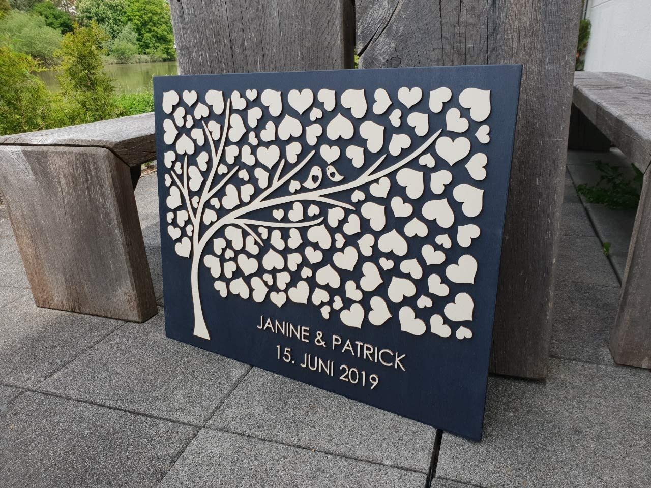 Manschin-Laserdesign Personalisiertes 3D Gästebuch aus echtem Holz - Baum - Gästebuch Alternative - (Hintergrundfarbe Anthrazit, 100 Herzen (75x60cm))