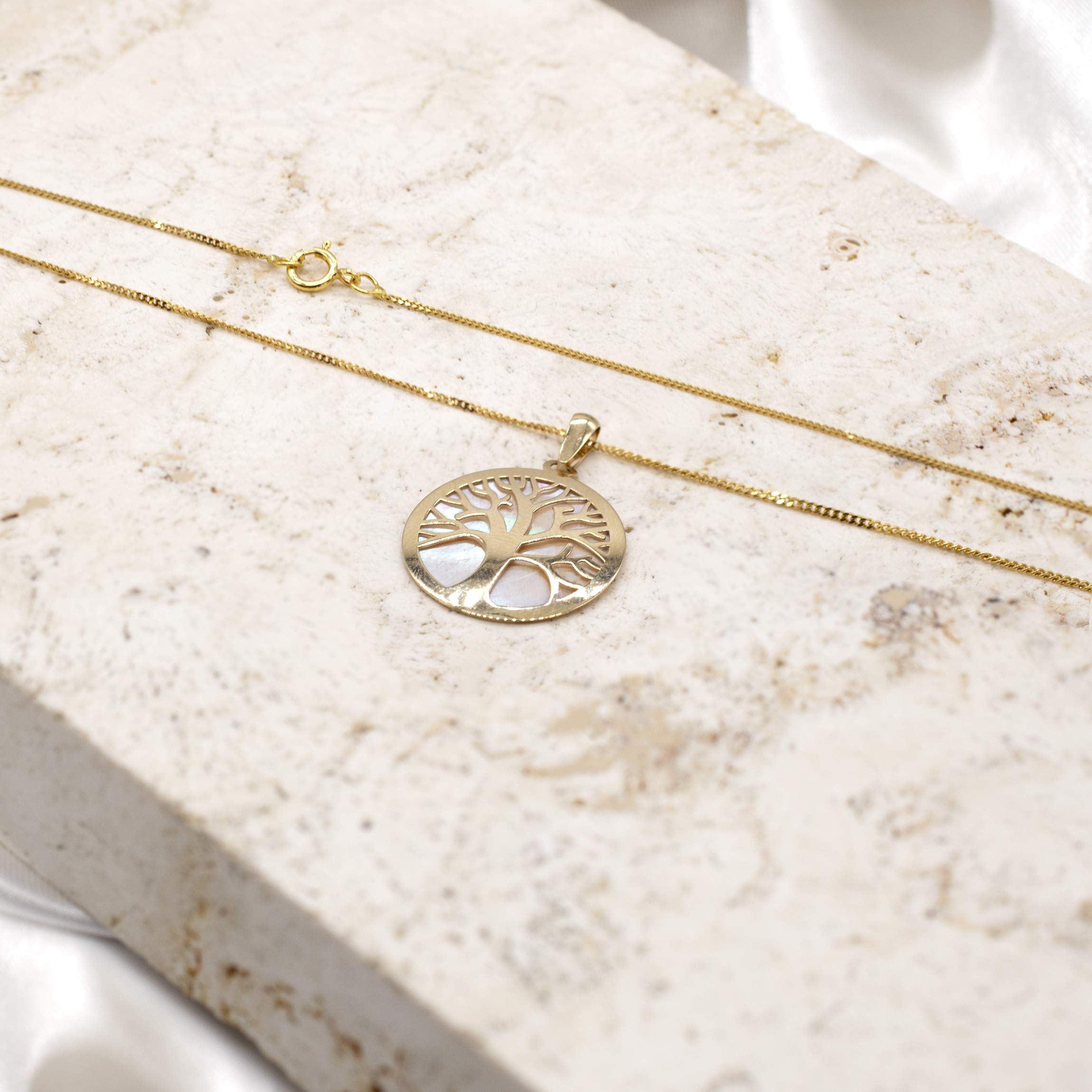 CARISSIMA Collana con ciondolo “Tree of Life” con madreperla da donna in oro giallo 9 ct, 46 cm