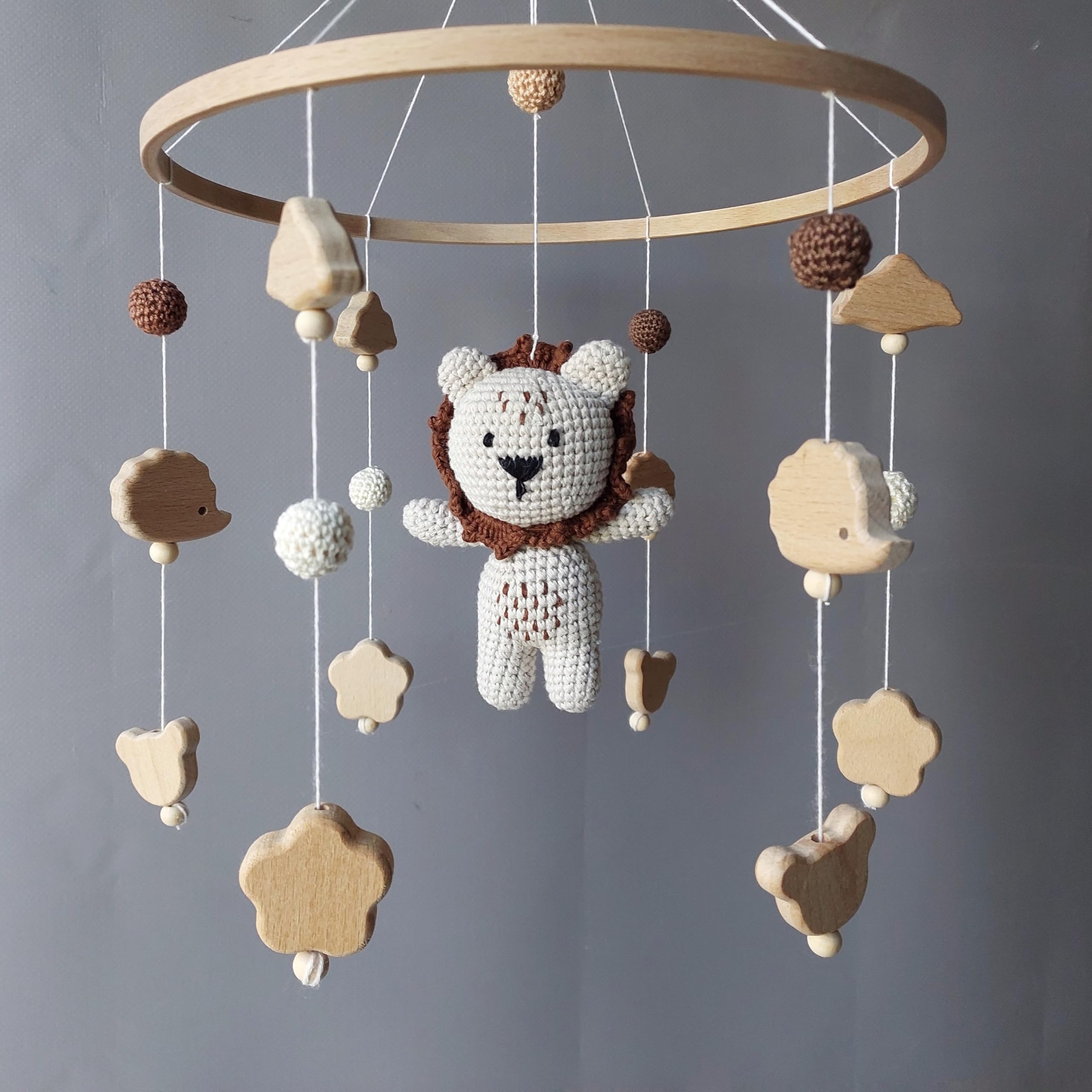 Handgemachtes Baby Mobile in Braun mit gehäkeltem Löwen – Kinderbett Mobile aus Holzperlen, Blättern & Baumwolle – Safari & Afrika Deko fürs Babyzimmer – Neugeborenen Geschenk