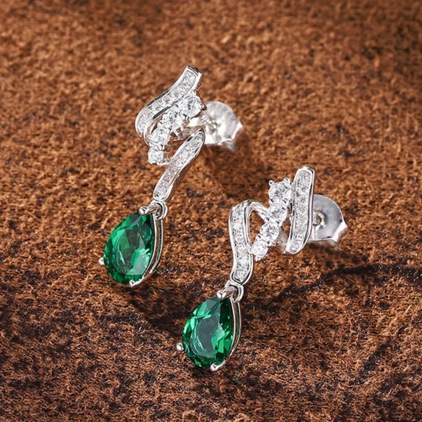 Pendientes de tuerca para mujer, oro blanco de 9 quilates, 14 quilates y 18 quilates, moissanita ondulada con lágrima de 2 quilates, colgante de esmeralda creado en laboratorio