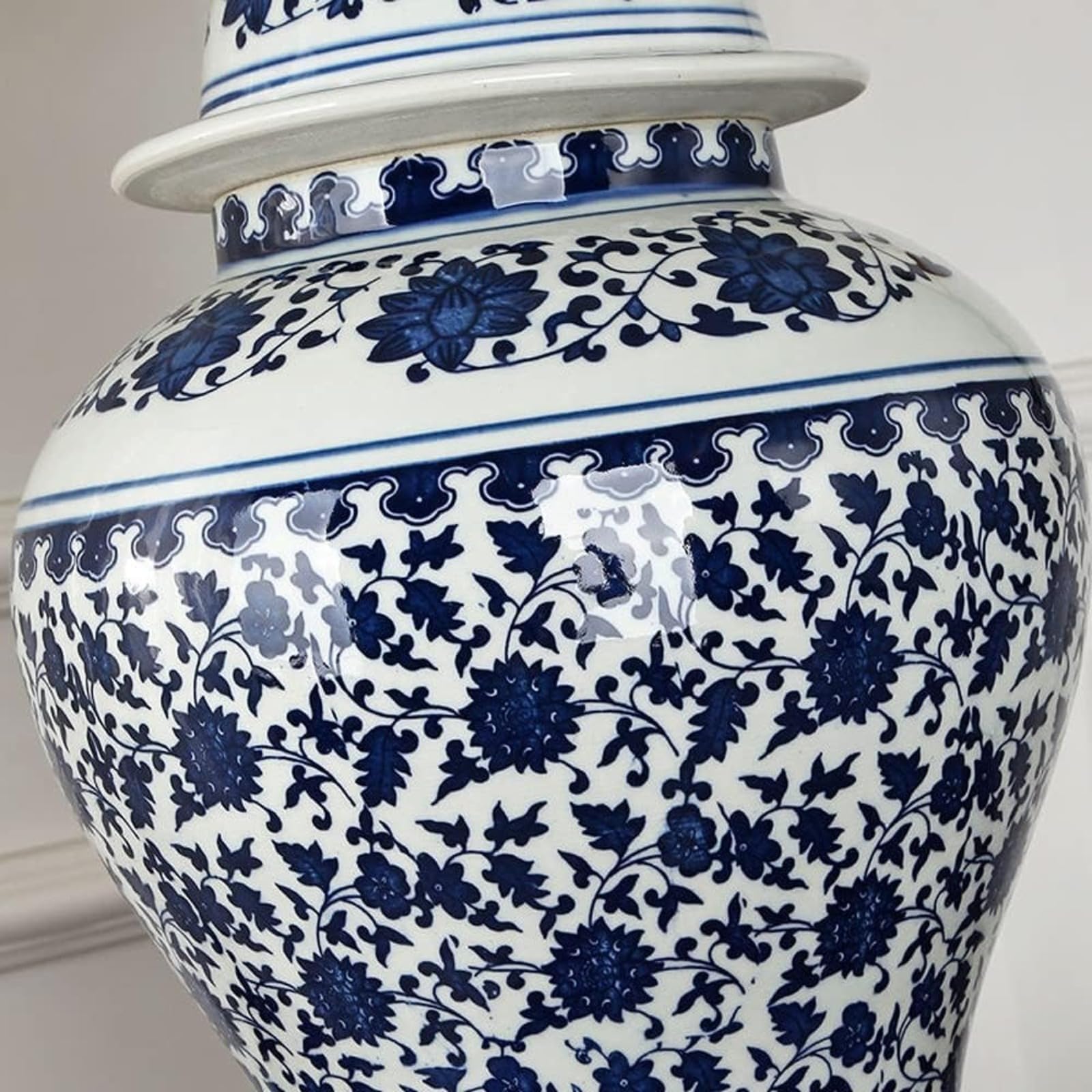 Niebieska i biała porcelanowa lampa stołowa z kloszem lnianym