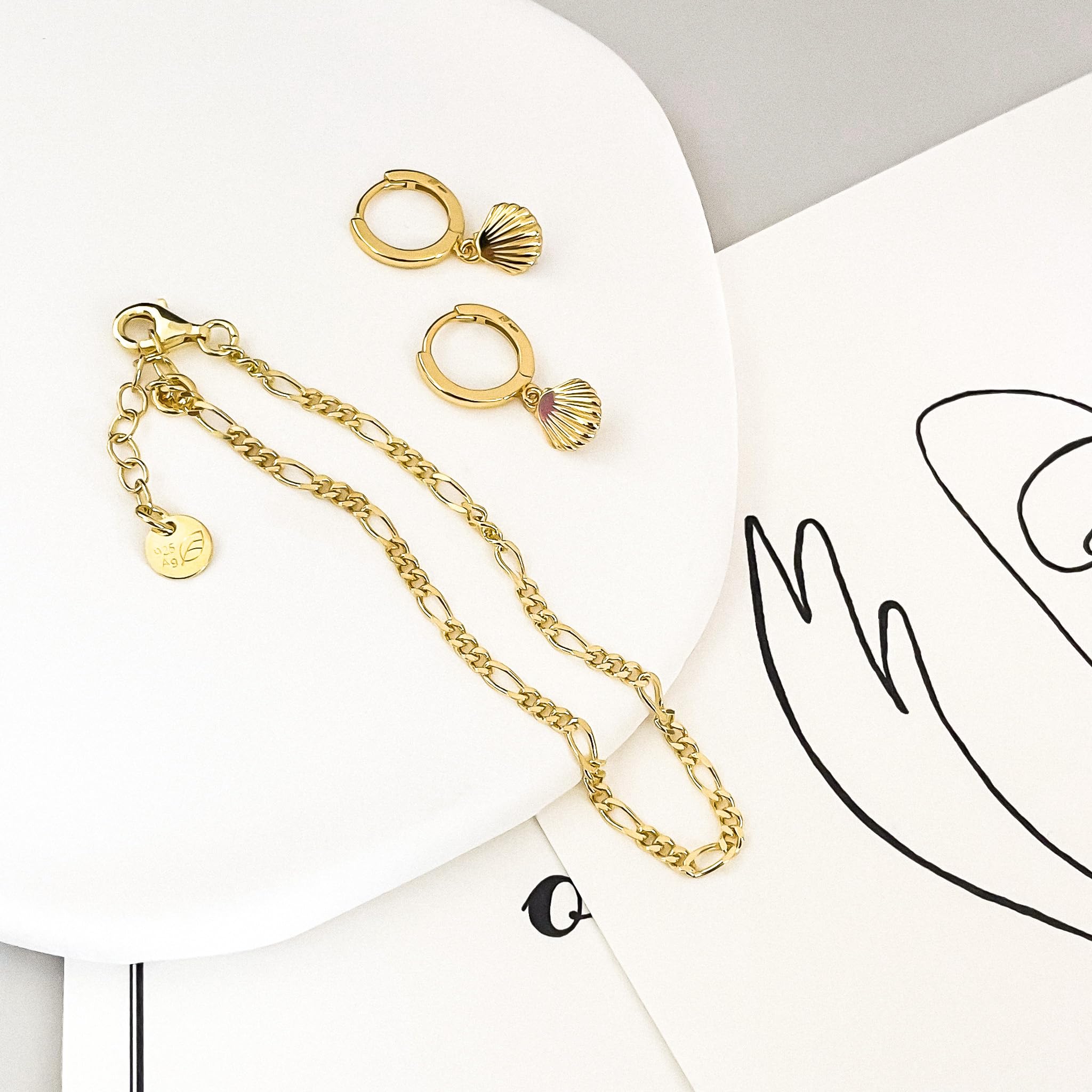 Mary & Jules Muschel Ohrringe Gold hängend, 925 Sterling Silber, vergoldet, aus reyceltem Silber, Creolen Gold mit hübschen Muschel Anhänger, Sommer Ohrringe Gold Creolen