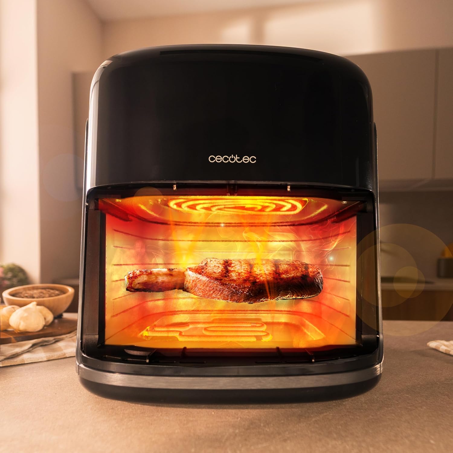 Ички view of Cecotec Cecofry&Grill Smokin'Prime 8500 showing grilling elements and a steak.