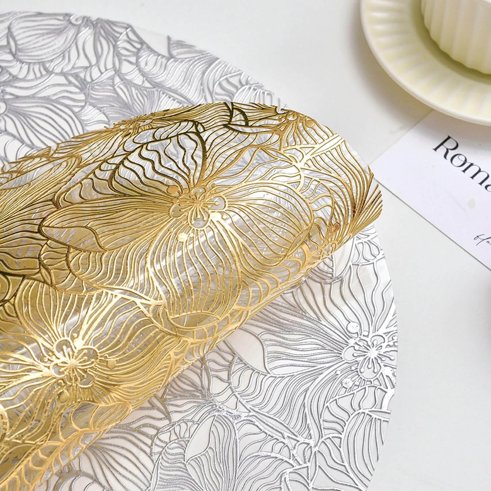 6 Set de Table Vintage 38cm, sous Assiette Noel Motif Rond à Fleurs PVC Or pour Table Cuisine ou Salon