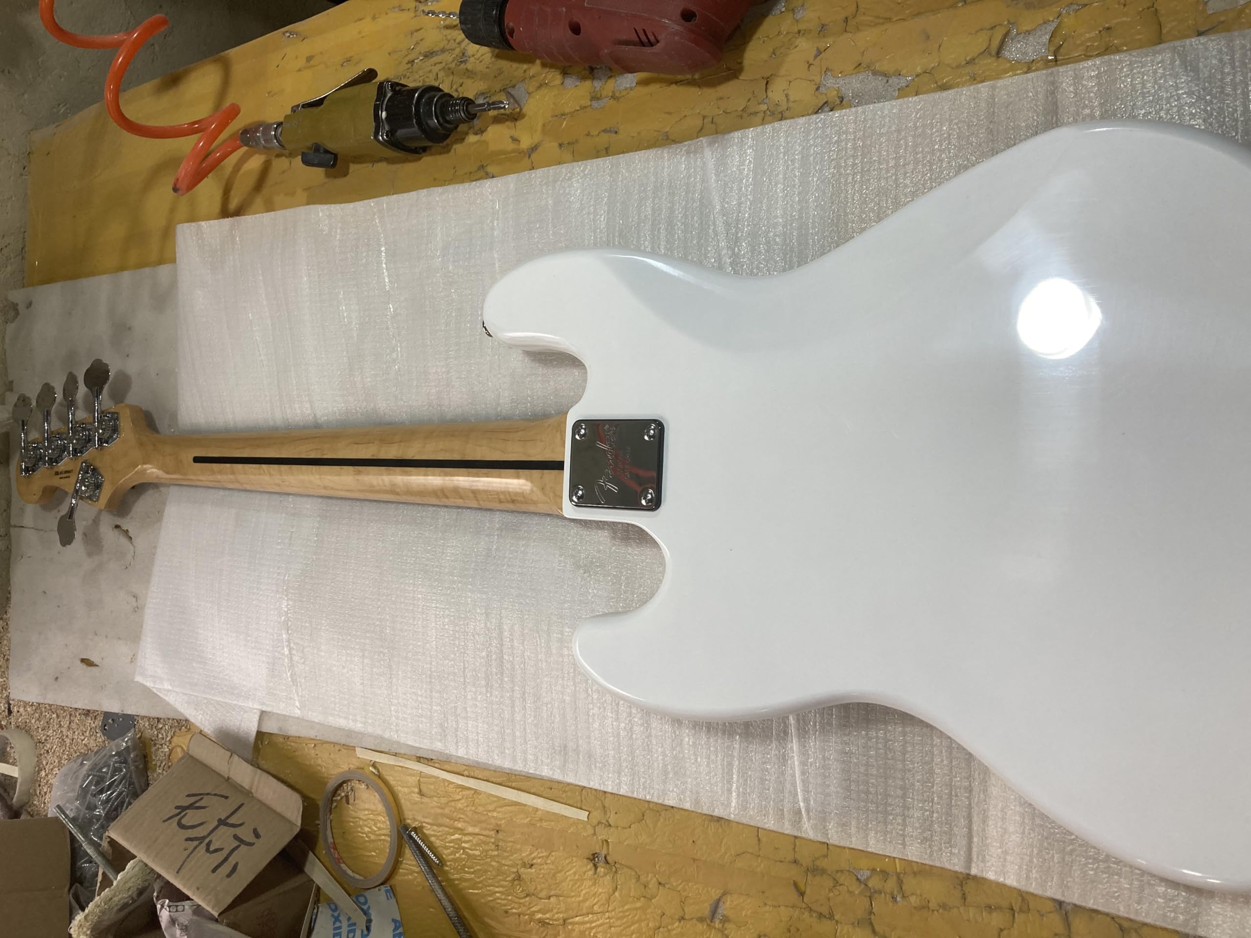 Niestandardowa biała 5-strunowa gitara basowa elektryczna korpus z lipy chromowany sprzęt błyszczącym wykończeniem