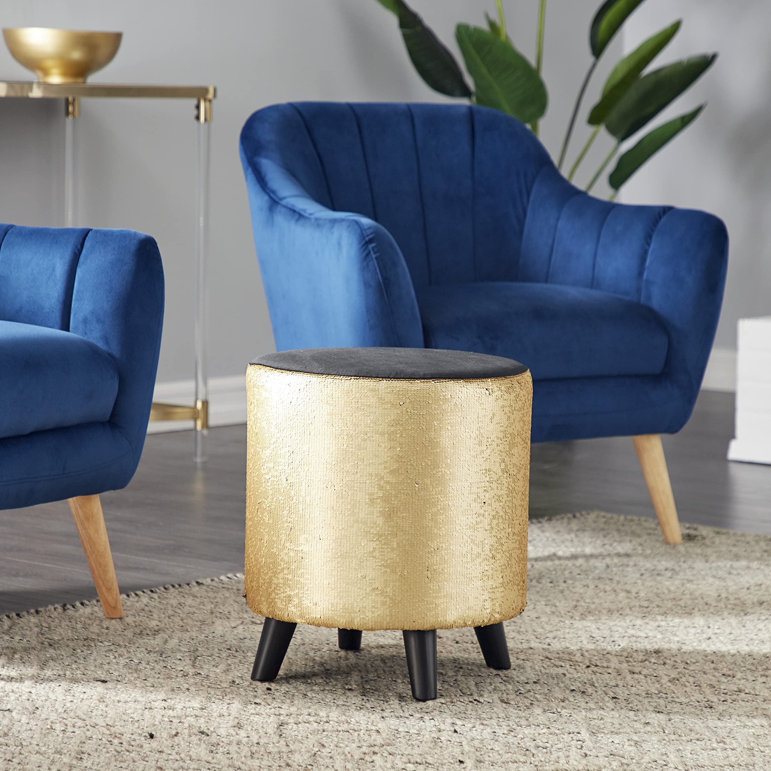 Tabouret doré Deco 79 pour sublimer un coin lecture moderne