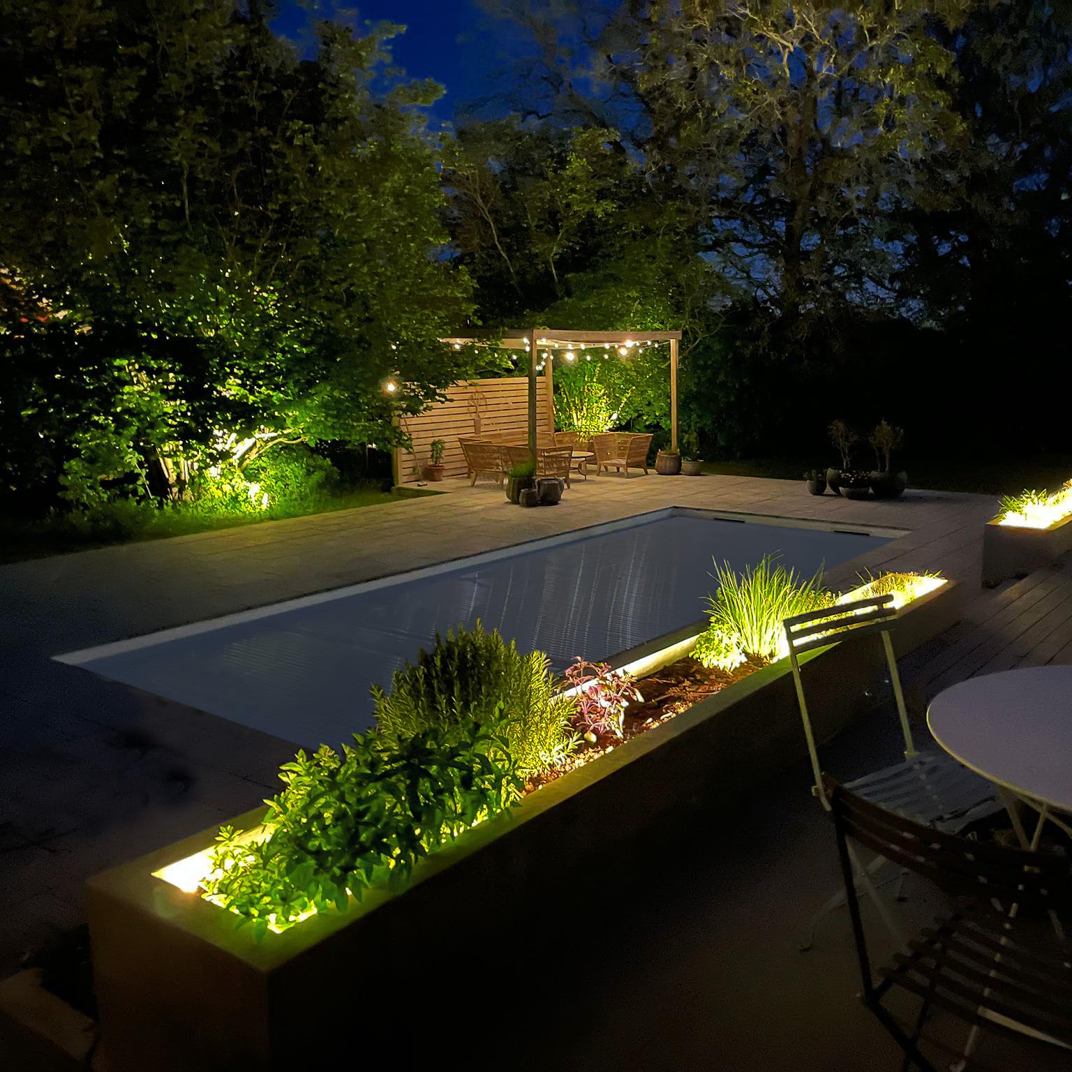 LightsOn Strip 2.5m Lichtstreifen Plug & Play LED Gartenbeleuchtung: 12V-System, Flexibles & Dimmbares Warmweißes Licht, Einfach zu montieren & Ausbauen, für Altane, Treppen & Kanten