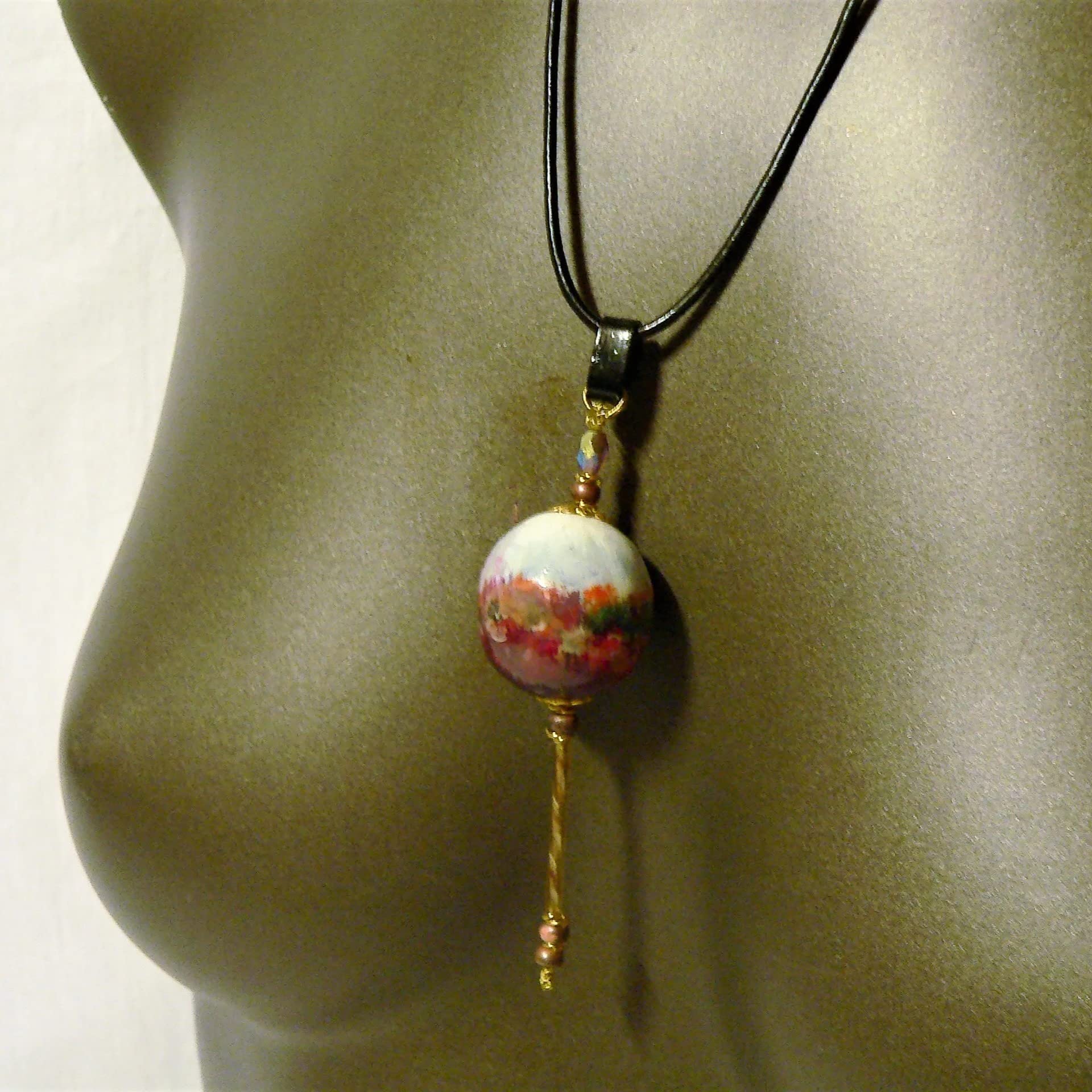 Joyas para mujer: colgante de cerámica"Ignition" sobre cordón de cuero, pintura personalizada
