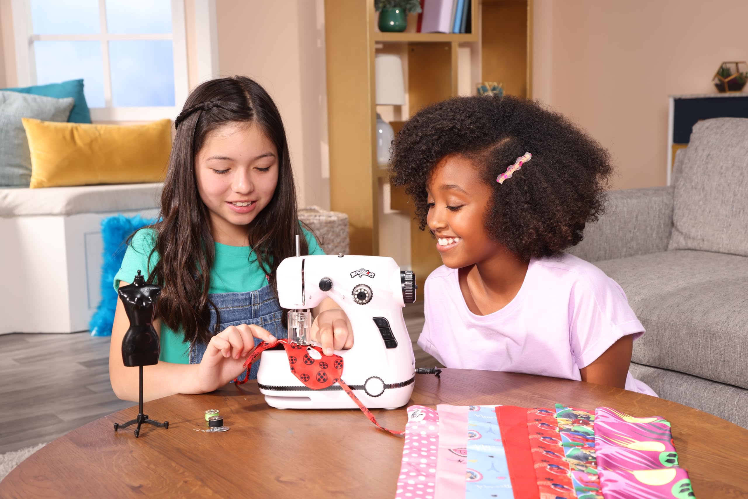 Mini macchina da cucire Miraculous Ladybug, Marinette - per bambini, doppia velocità, portatile, con adattatore per tessuti Europa - M02106 - Wyncor