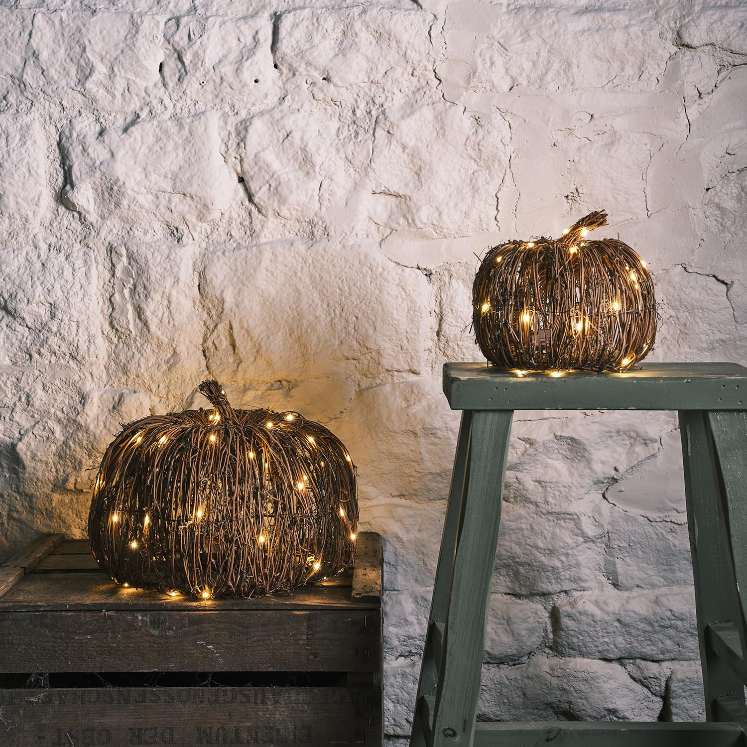 Lights4fun 2er Set LED Kürbis Rattan Optik Batteriebetrieb Timer Halloween Deko Outdoor Herbst Dekoration Halloween Kürbis Outdoor