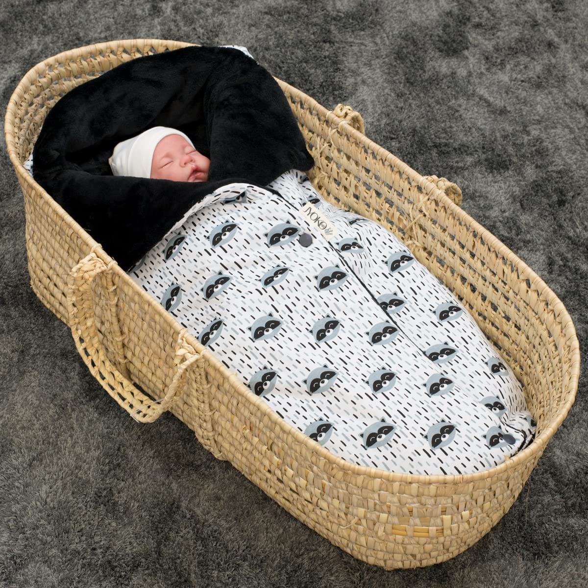 JYOKO KIDS Saco Capazo para Bebé de Polar Teddy Extra Suave – Antialérgico, Protección Óptima contra el Viento y Frío – Ideal para Piel Sensible, Recién Nacidos y Bebés (RACCOON, POLAR)
