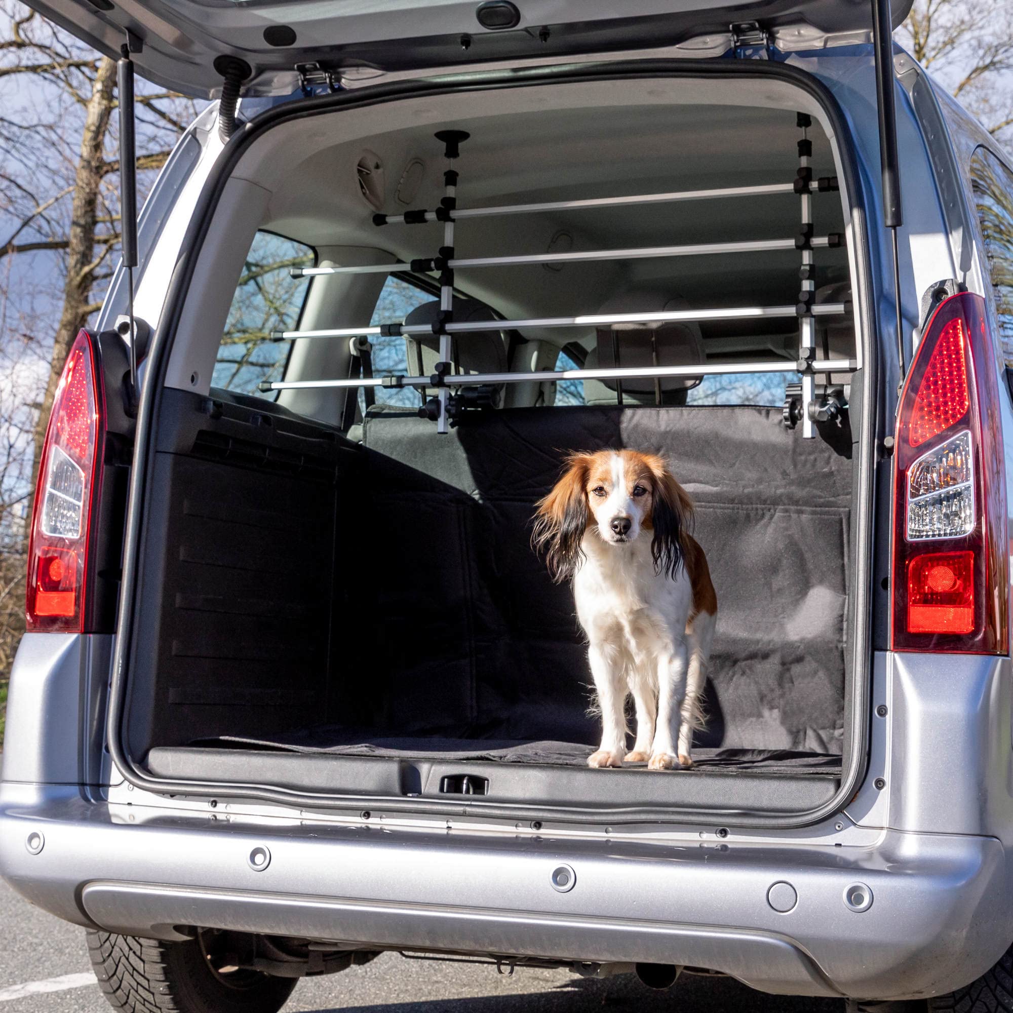 TRIXIE verstellbare Hundesicherung für den Kofferraum "Auto-Gitter, mit Kopfstützenfixierung, Breite: 105–172 cm Höhe: 46–60 cm, silber/schwarz" - 13172