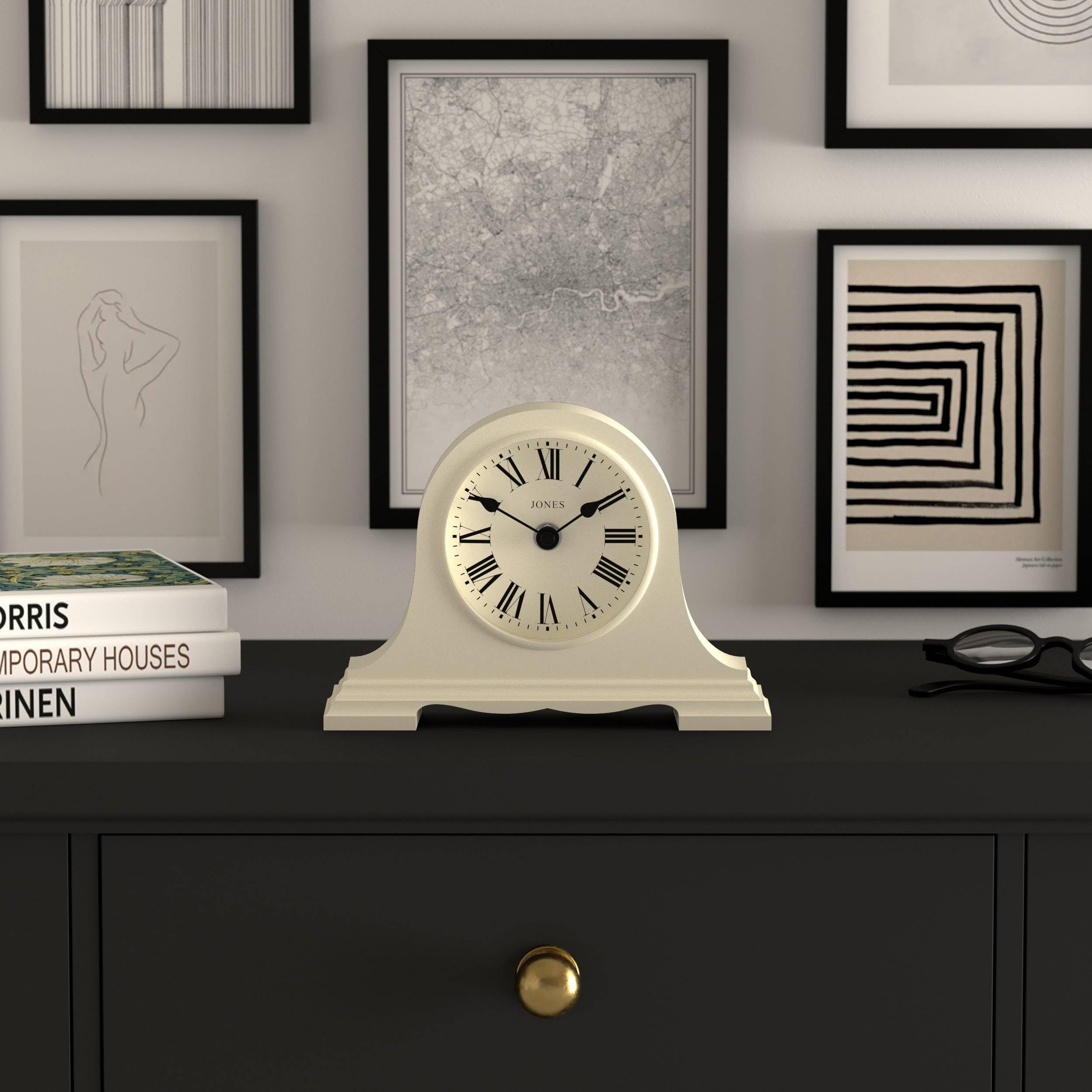 JONES CLOCKS® Speakeasy Reloj de repisa pequeña | Diseño clásico del Sombrero de Napoleón | Crema Pálida | Números Romanos | Estilo Tradicional para Escritorio, Mesa, estantería o mesilla