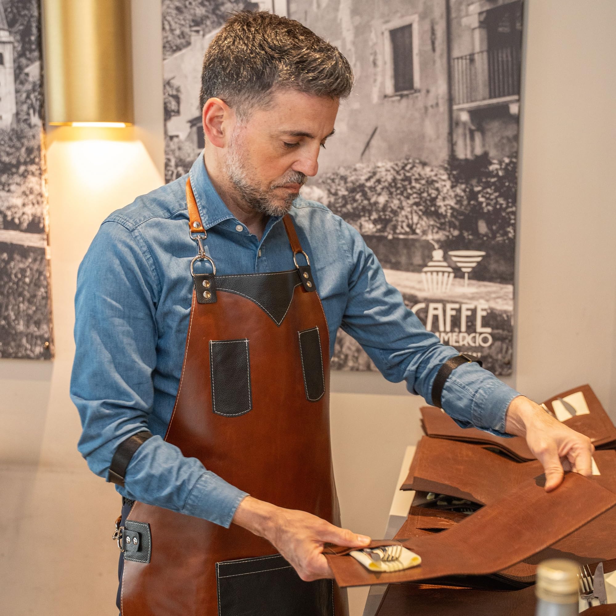 Delantal de trabajo artesanal de piel italiana curtido vegetal, hecho a mano en Italia, resistente, elegante y profesional