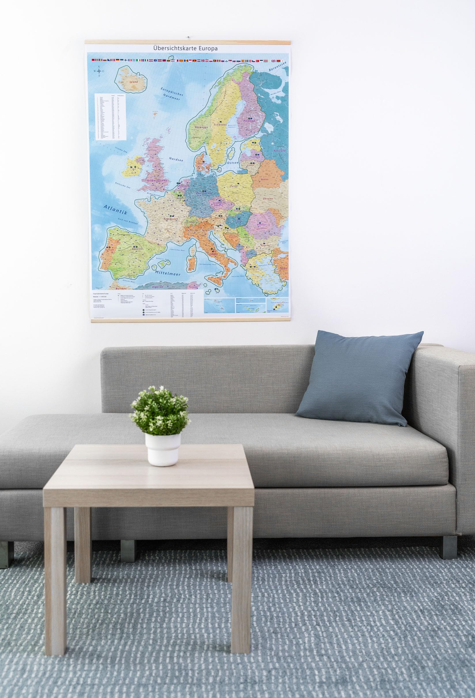 GeoMetro Europakarte mit Laminierung und Holzleisten zum Aufhängen, 90 x 123 cm, deutsche Version, reißfest, 2025