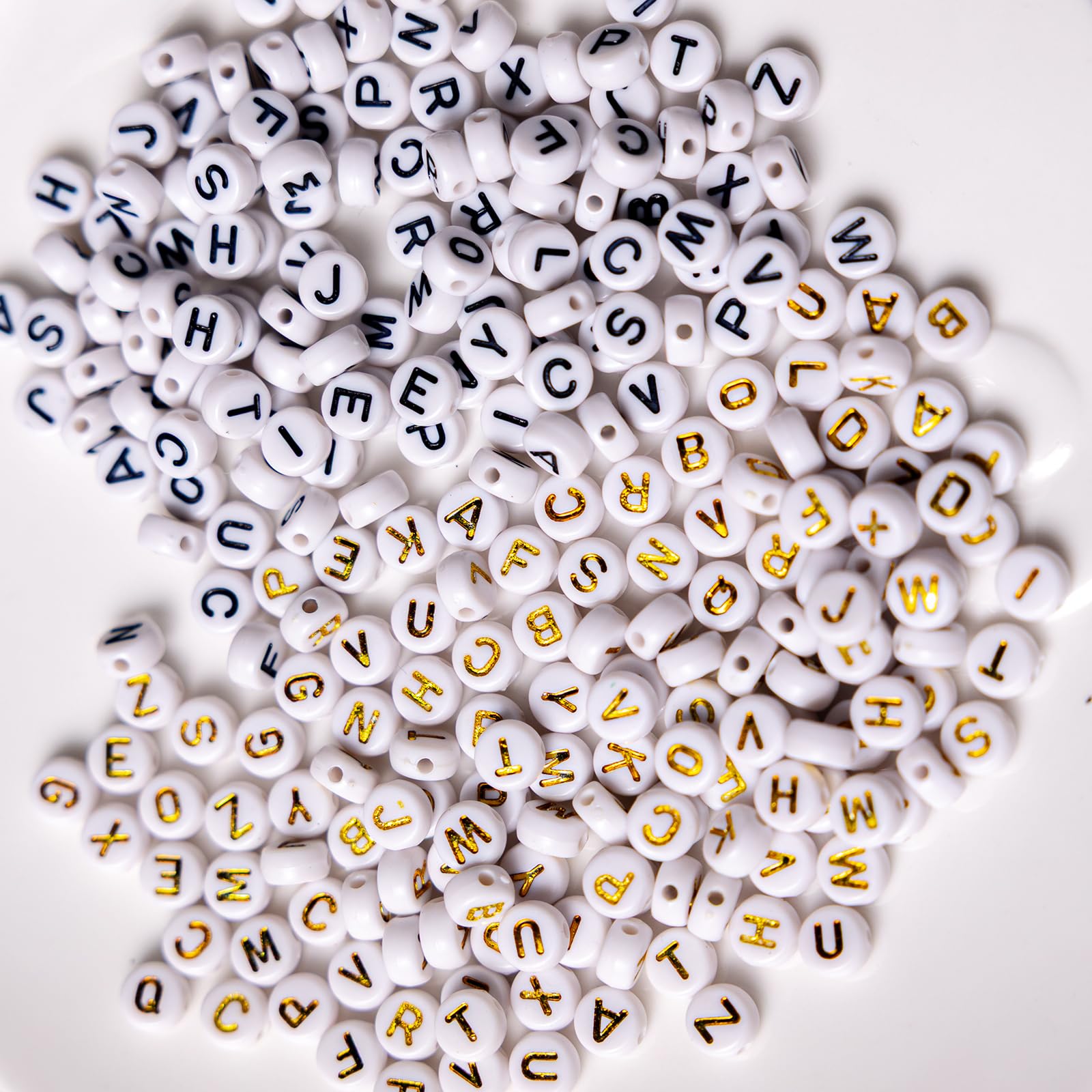 nikkiGuo Kit de 1250 cuentas de letras con cordón elástico – Alfabeto A-Z, números, corazón, luna, estrella, cuentas sonrientes para pulseras de la amistad y joyería de bricolaje (latidos blancos y