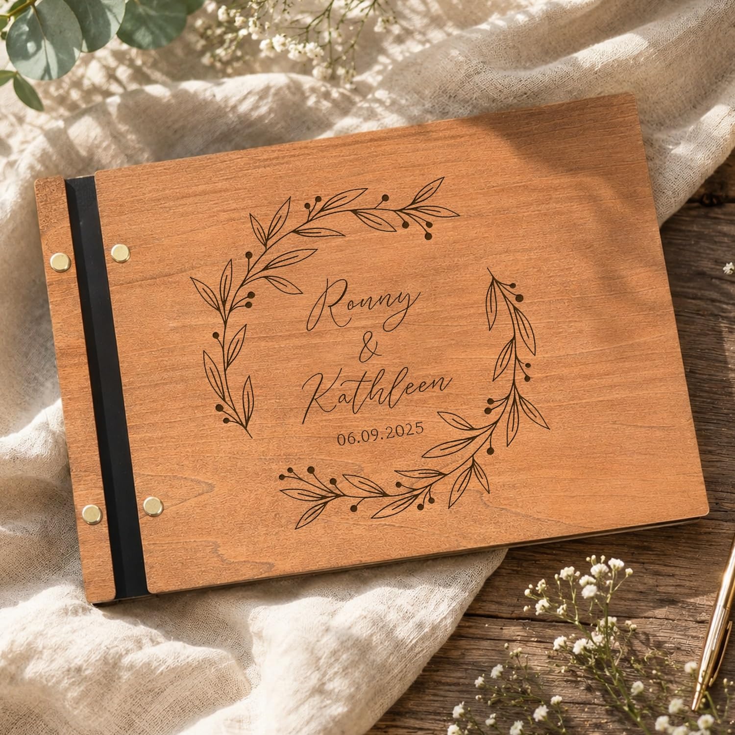 Livre d'or de mariage en bois gravé avec couverture rigide premium