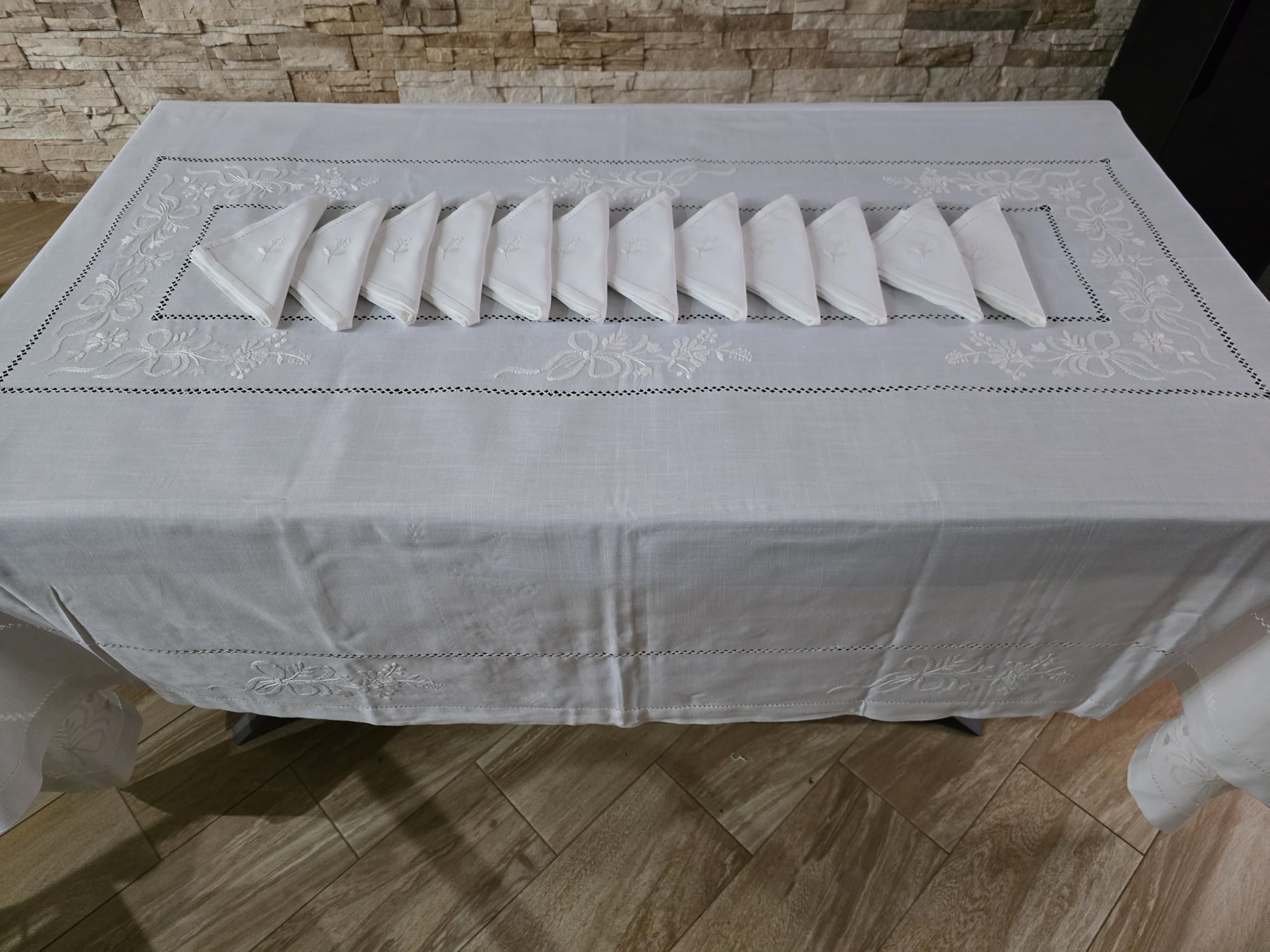Tovaglia ricamata a mano in misto lino 12 posti ricamo nodo d'amore