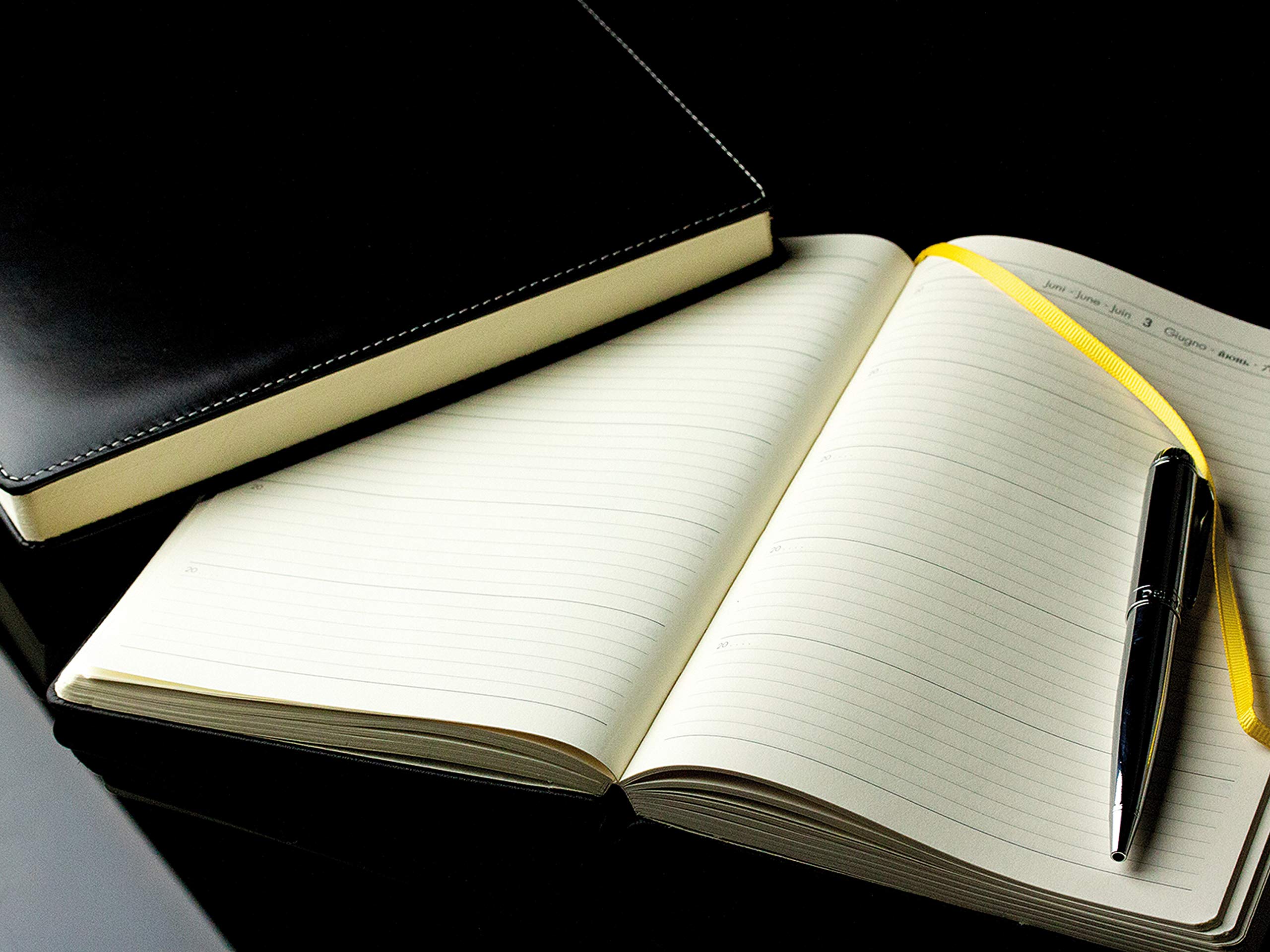 DELMON VARONE - 5 Jahres Kalender "immerwährend" gebunden Anilin Leder schwarz - Organizer Terminplaner (1 Tag 1 Seite) - Buchkalender Tagebuch mit Tagesübersicht - Notizbuch Kalenderbuch für 5 Jahre