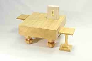 Amazon.co.jp: 新榧将棋盤30号(3寸) 将棋駒+駒台セット【本つげ