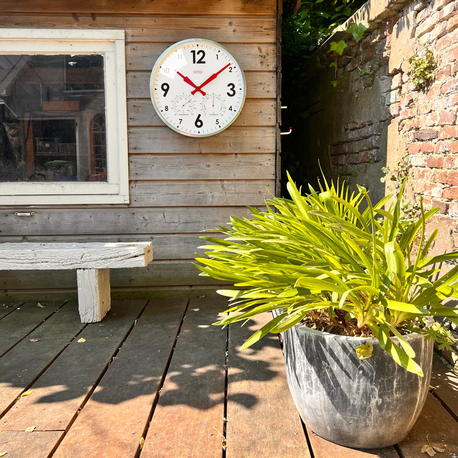 Cloudnola Horloge Murale en métal étanche pour intérieur et extérieur avec thermomètre et hygromètre, Zinc Gris, 45,7 cm, silencieuse, sans tic-tac