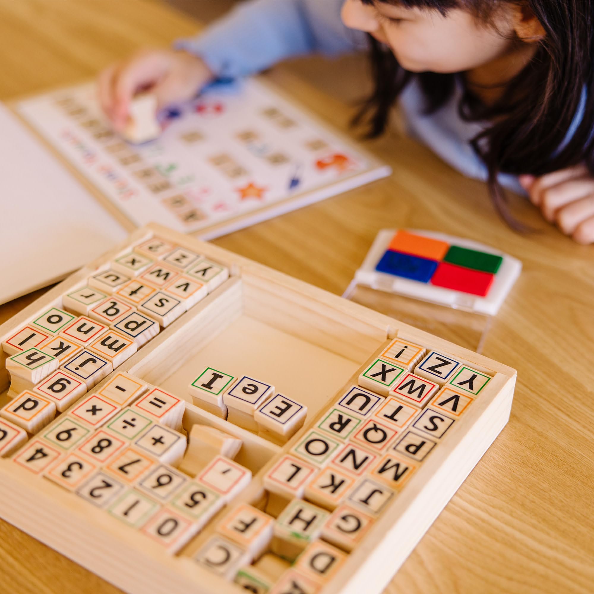 Melissa & Doug - Zahlen und Buchstaben Stempelset mit 71 Holzstempeln, Stempelkissen und Übungsblock, Für Kinder ab 4 Jahren