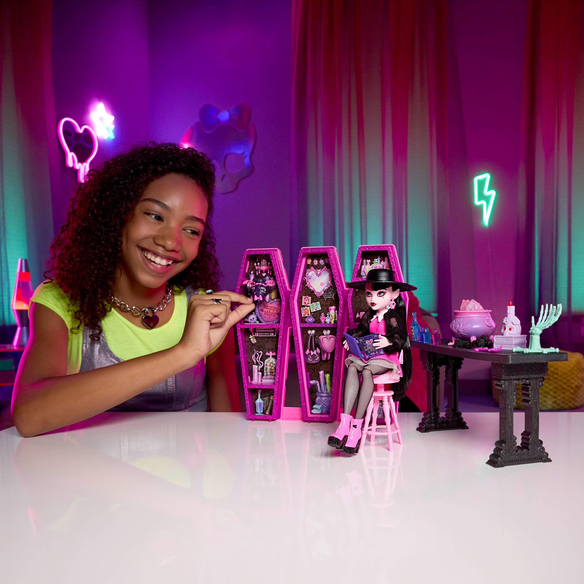 Monster High Draculaura Secret Potion Room Conjunto de Juego con Juguetes y Accesorios, Mascota murciélago Count Fabulous, más de 12 Piezas de Juego y transformaciones Sorpresa, JBF15
