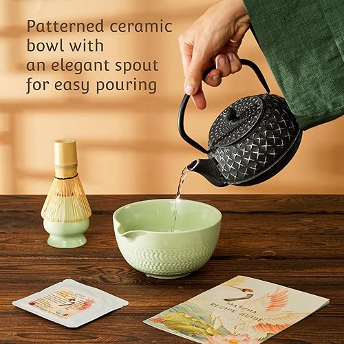 Miniatura 4 de Juego de batidor de matcha, cuenco de cerámica con boquilla, batidor de bambú, polvo de matcha ceremonial, guía de recetas, tamiz, soporte, cuchara,