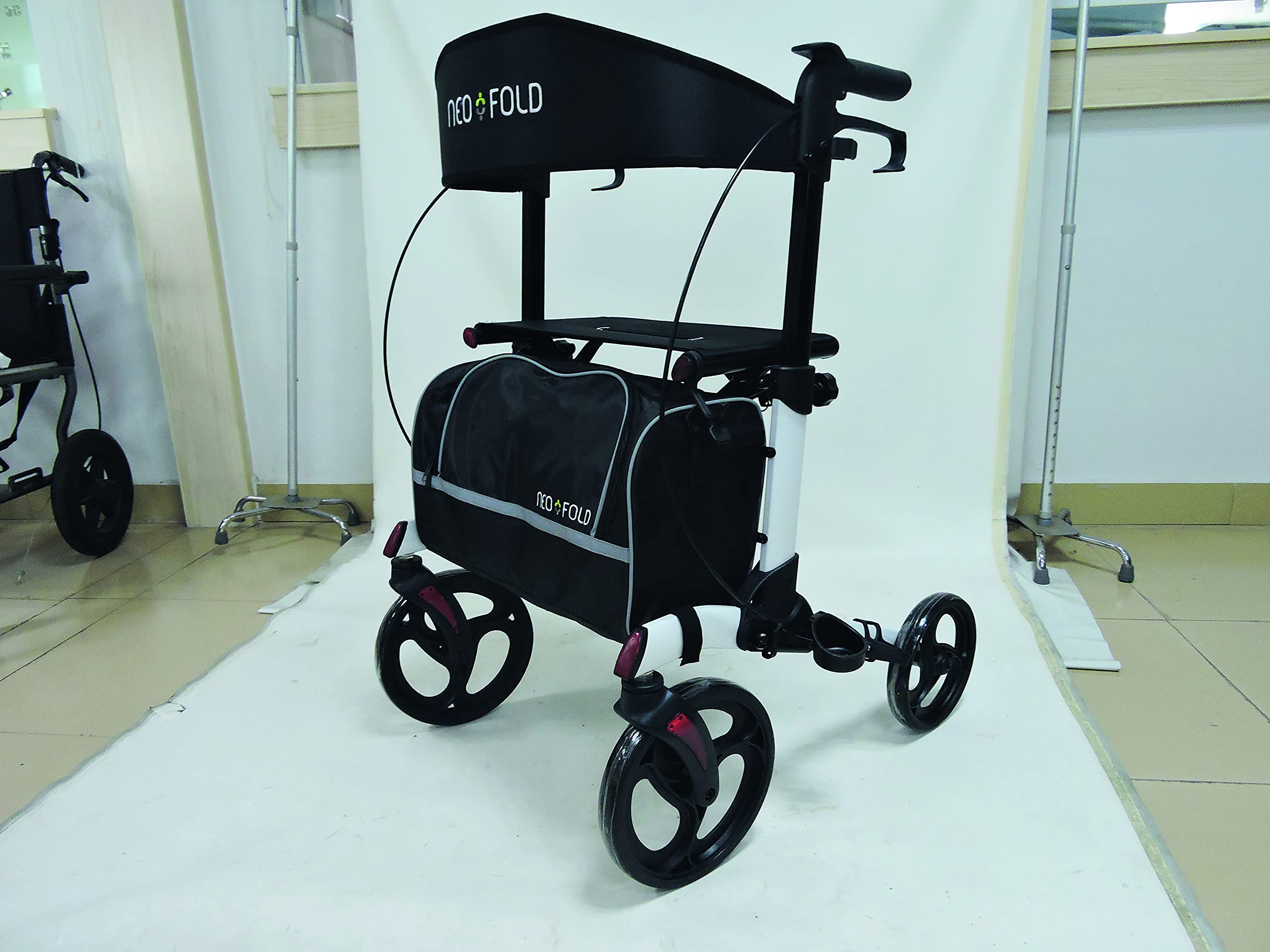 Identités, Rollator Neo Fold Evolution, wygodne oparcie, torba w zestawie, wydajne hamulce, poręczne i stabilne, szerokie koła, składane z zaworem bezpieczeństwa, lekkie, przenośne, kolor matowy szary