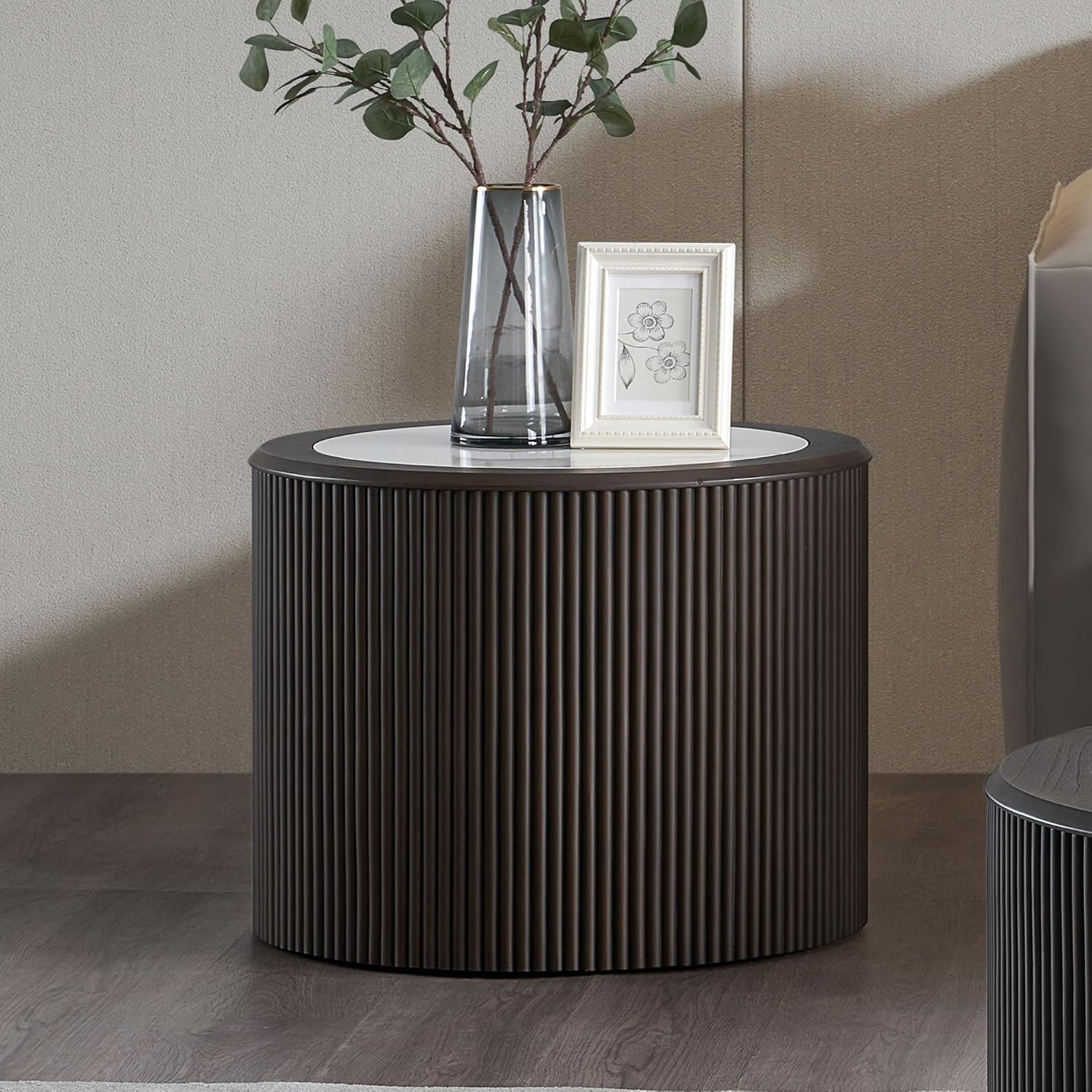 SSLine Round Fluted Coffee Table 23.6-Inch Wood Drum Side Tables for Living Room Modern White Marble Grain Top Small Coffee Table with Dark Brown Fluted Frame,Fully Assembled