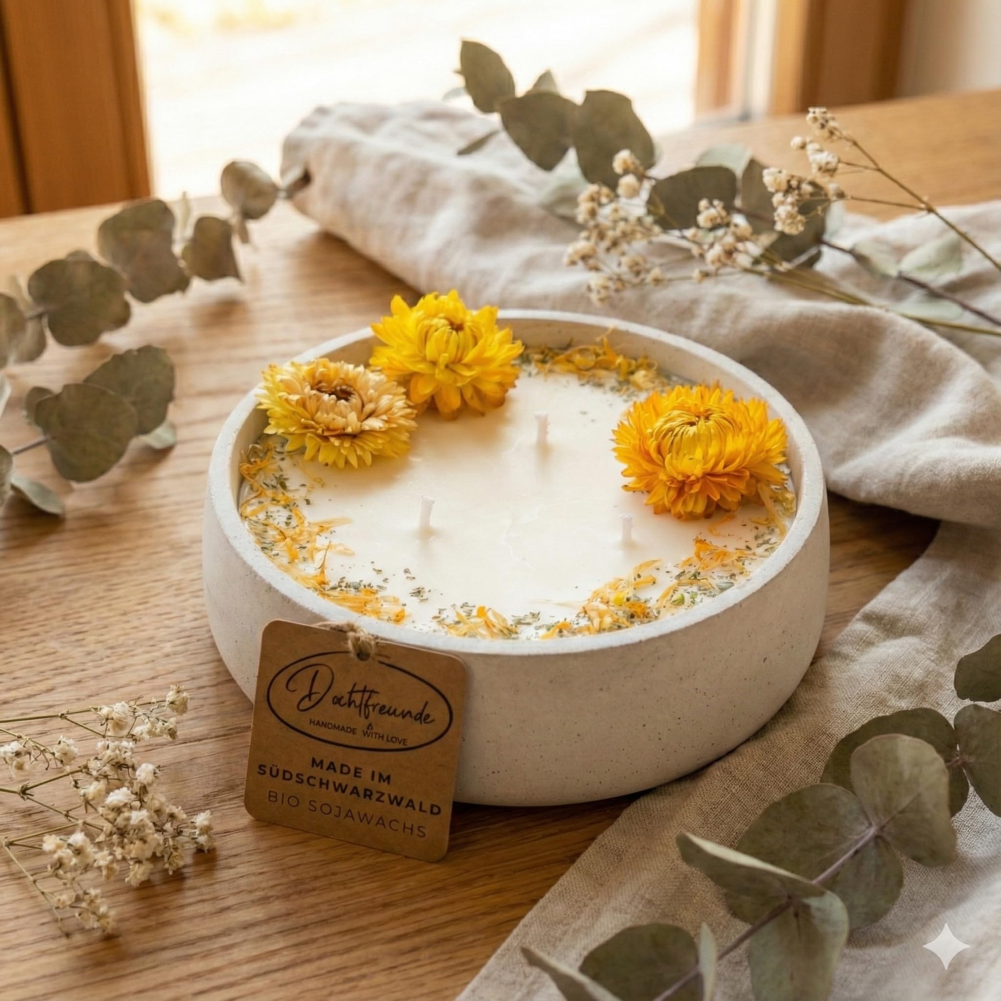 XL Betonkerze Big Sunshine, Citronella, Ø 18cm | Handgegossen, 3-Docht Sojawachs, Mit echten gelben Blüten, Vegan & Nachhaltig, Made in Germany