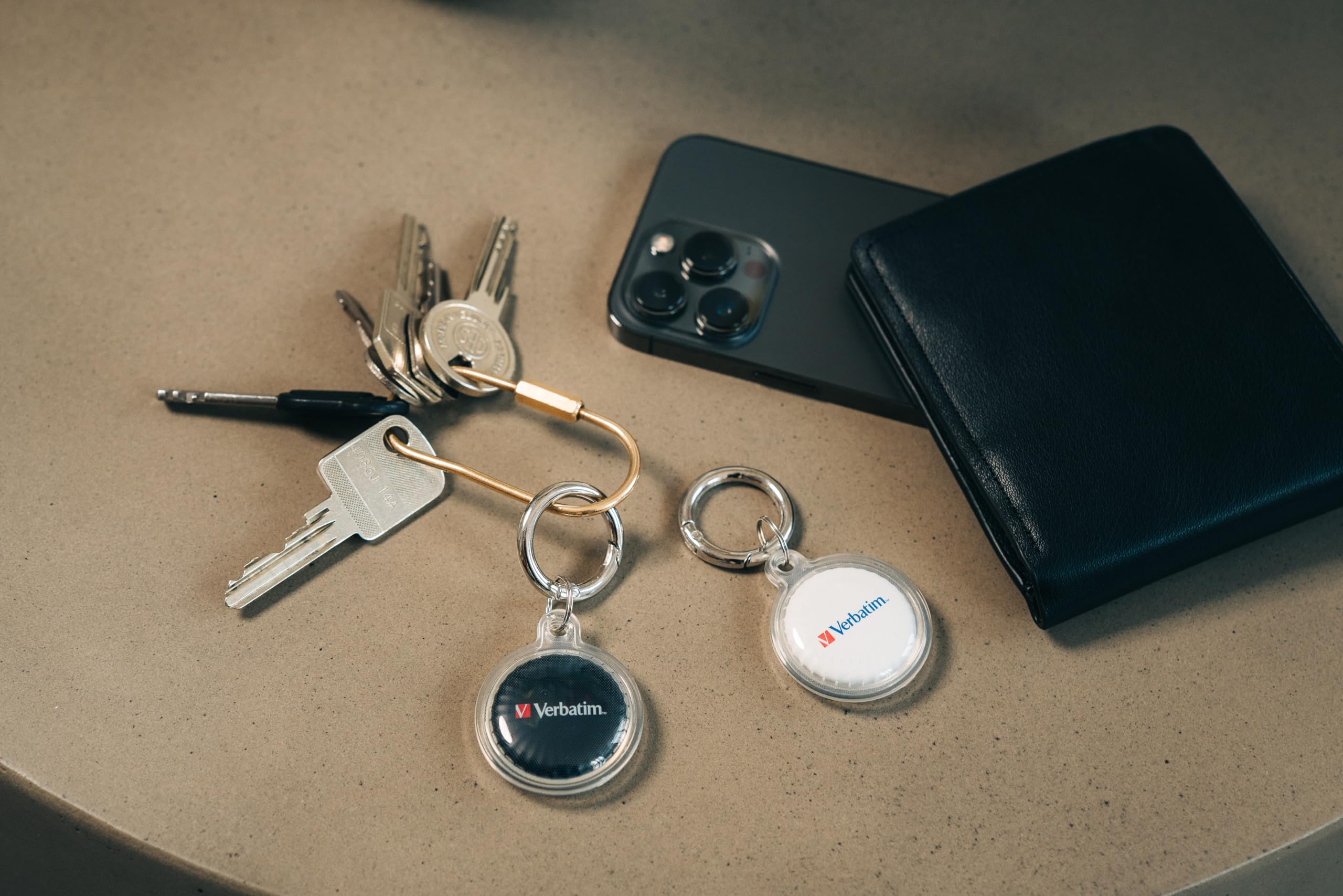 Verbatim My Finder Coin - Set di 2 tracker Bluetooth per chiavi, zaino, valigia, portafogli e Co, compatibile con Apple "dove è?", con batteria sostituibile e custodia protettiva