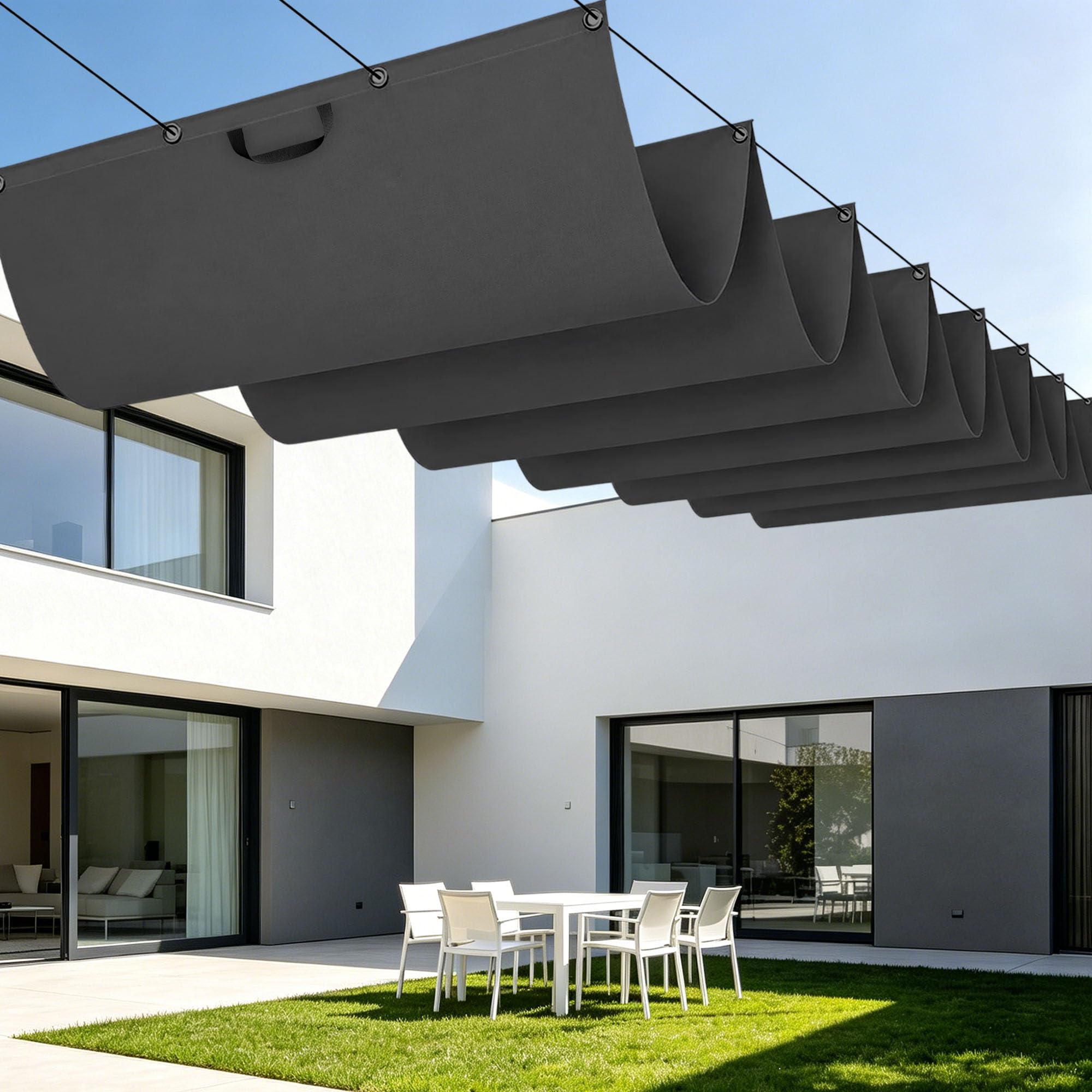 Voile d'ombrage anti-UV rétractable gris foncé protégeant votre patio