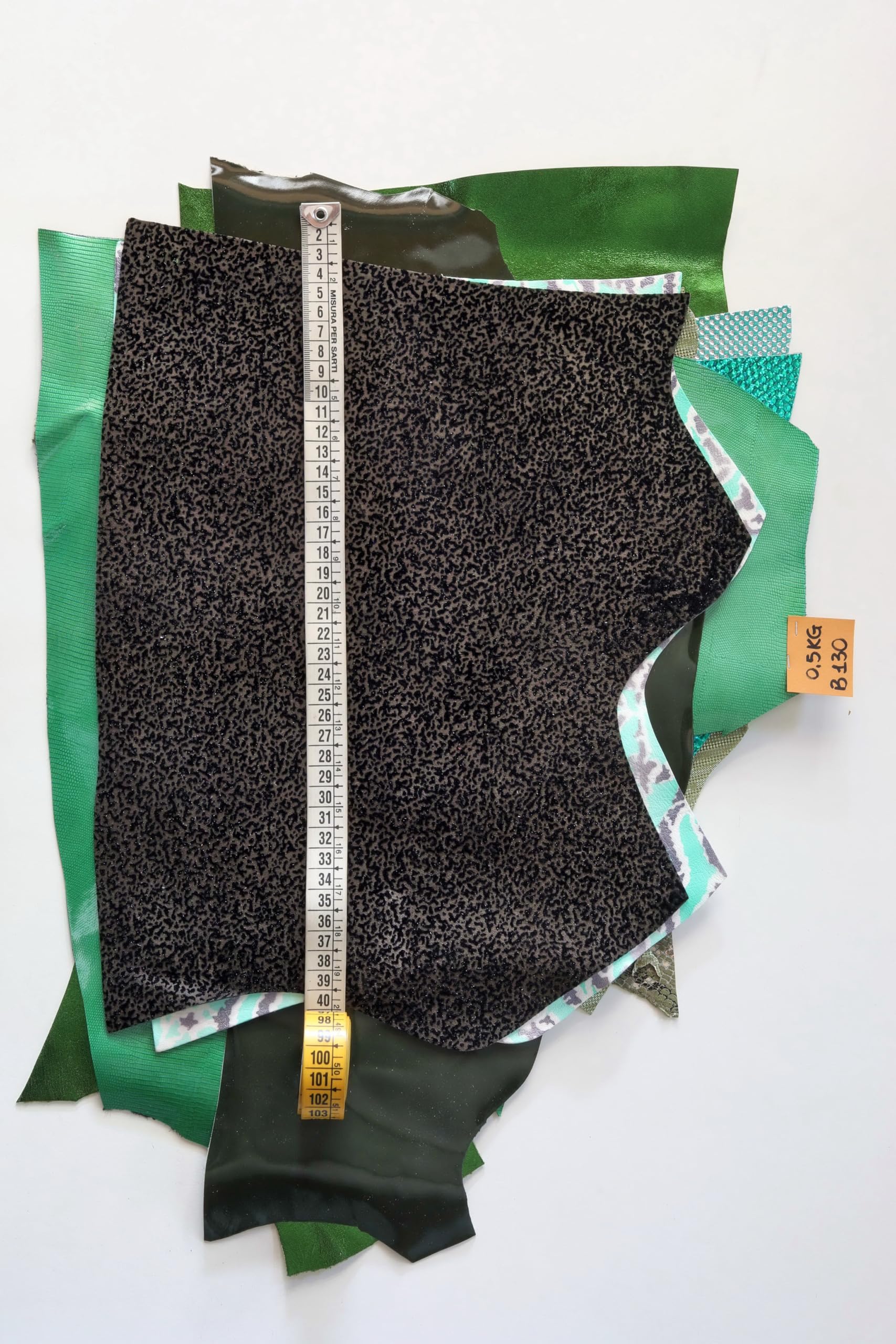 La Garzarara – Chutes de Cuir dans les Tons de Vert – Minimum 25x20 cm, Maximum 40x40 cm – 0,500 kg – Sélection Aléatoire pour Artisanat, Couture et Créations Fait-Main – Unis et à Motifs – B1300-RC