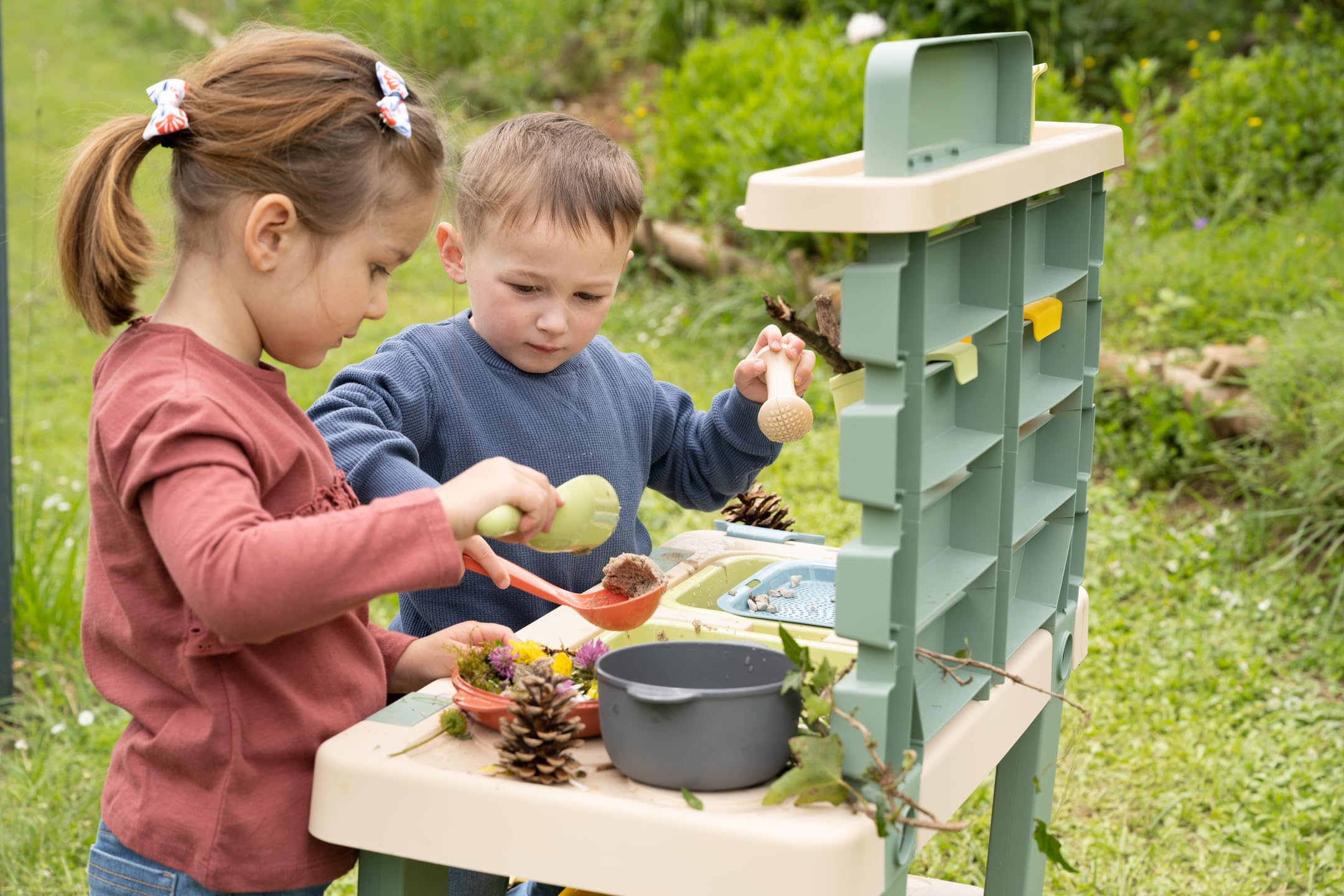Smoby Life Cocina de Barro – Juguete de Exterior Infantil con 11 Accesorios – Depósito de Agua 1L y 2 Grandes Bandejas Extraíbles – Plástico Reciclado con Tratamiento Anti-UV +3 Años (7600840208)