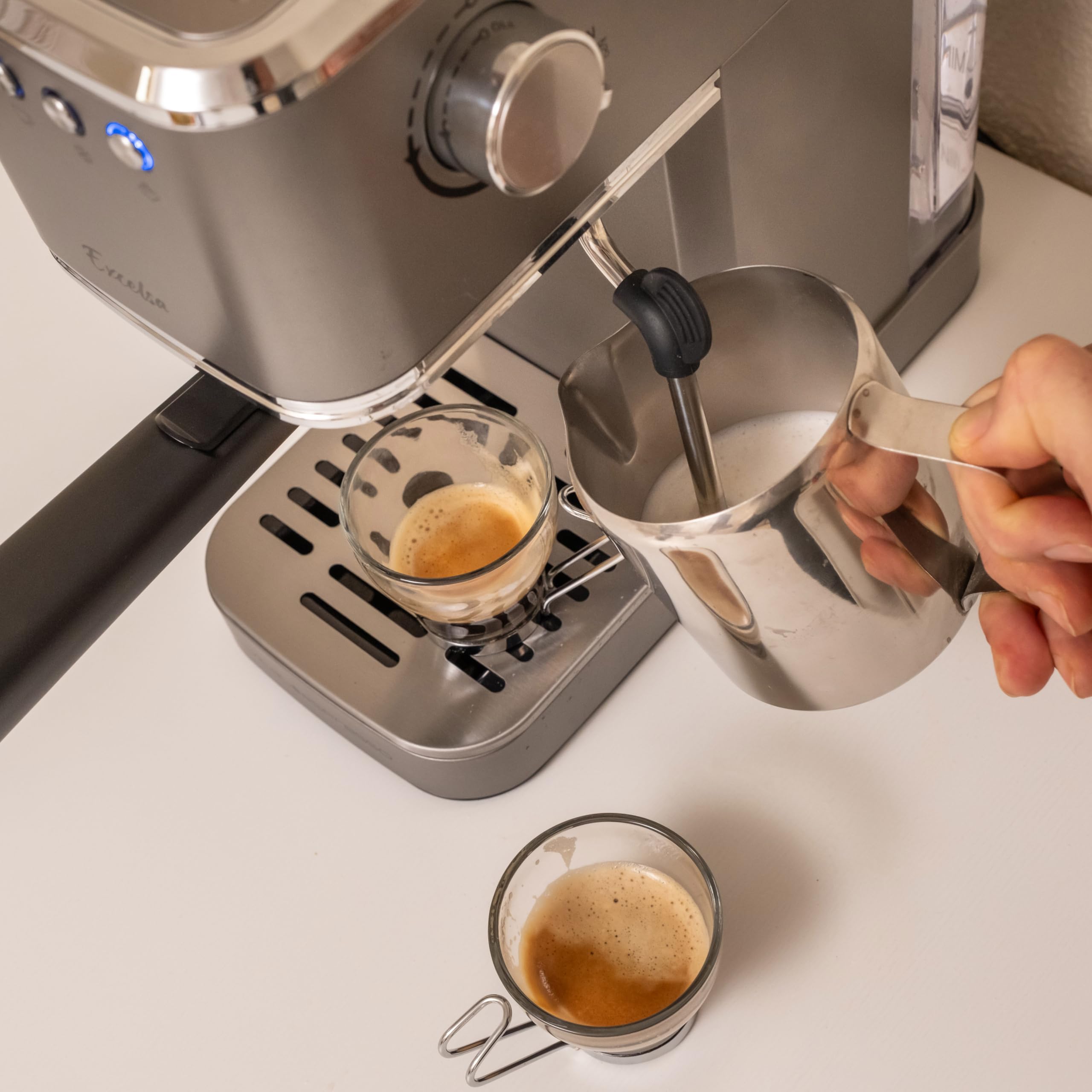 XSQUO Useful Tech Caffettiera Express da 1350 W, 20 bar, con vaporizzatore orientabile e pannello digitale - Vital Espresso Excelsa - Funzione caffè freddo