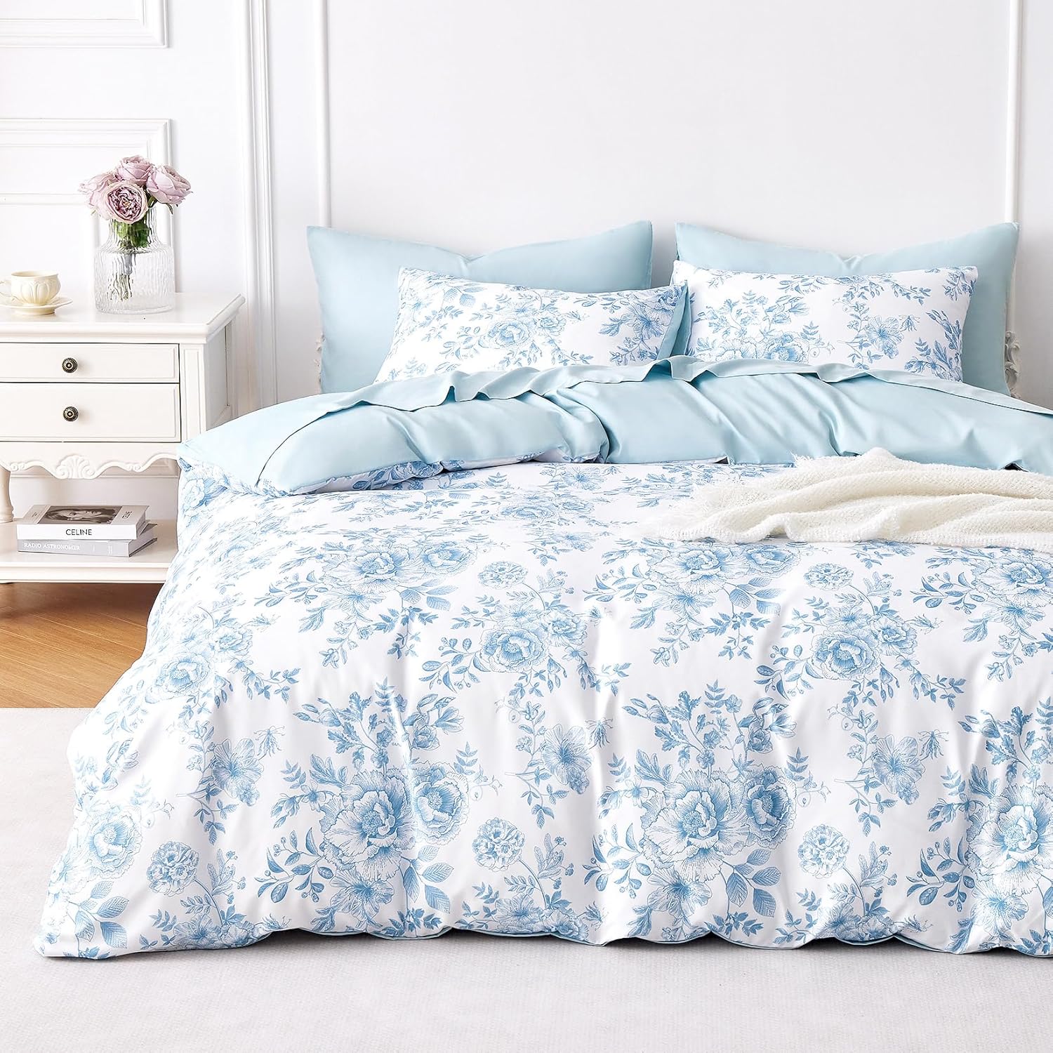 Wake In Cloud - Floral Comforter Set, Shabby Chic Cottagecore Coquette Style with Vintage Botanical Flower Pattern, Soft Lightweight Bedding, 3 Pieces, Blue White, Twin/Twin XL Size