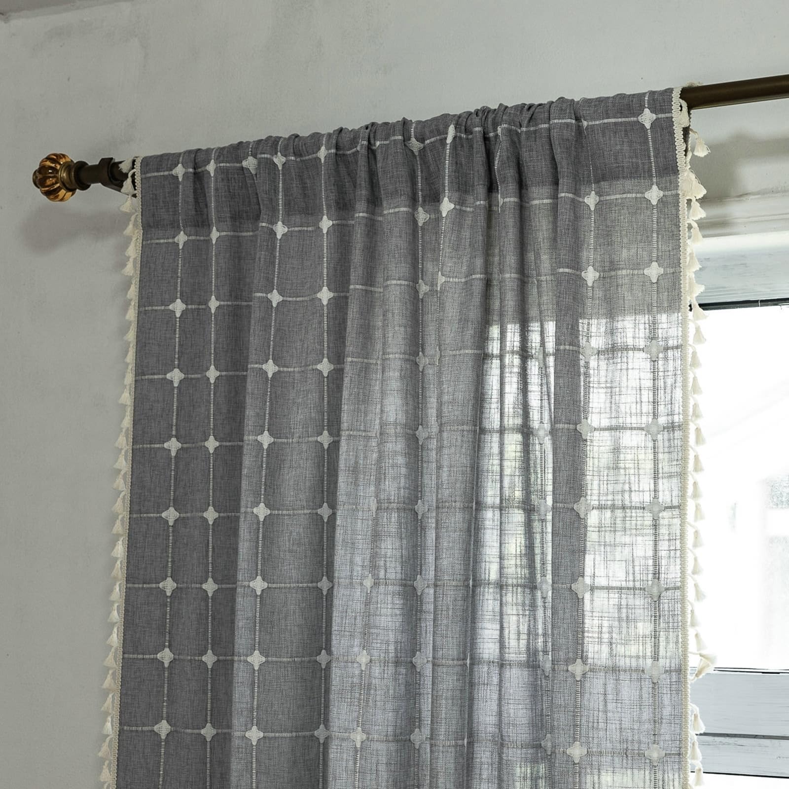 Rideau brise bise occultant gris foncé 140x260 cm avec broderie à carreaux