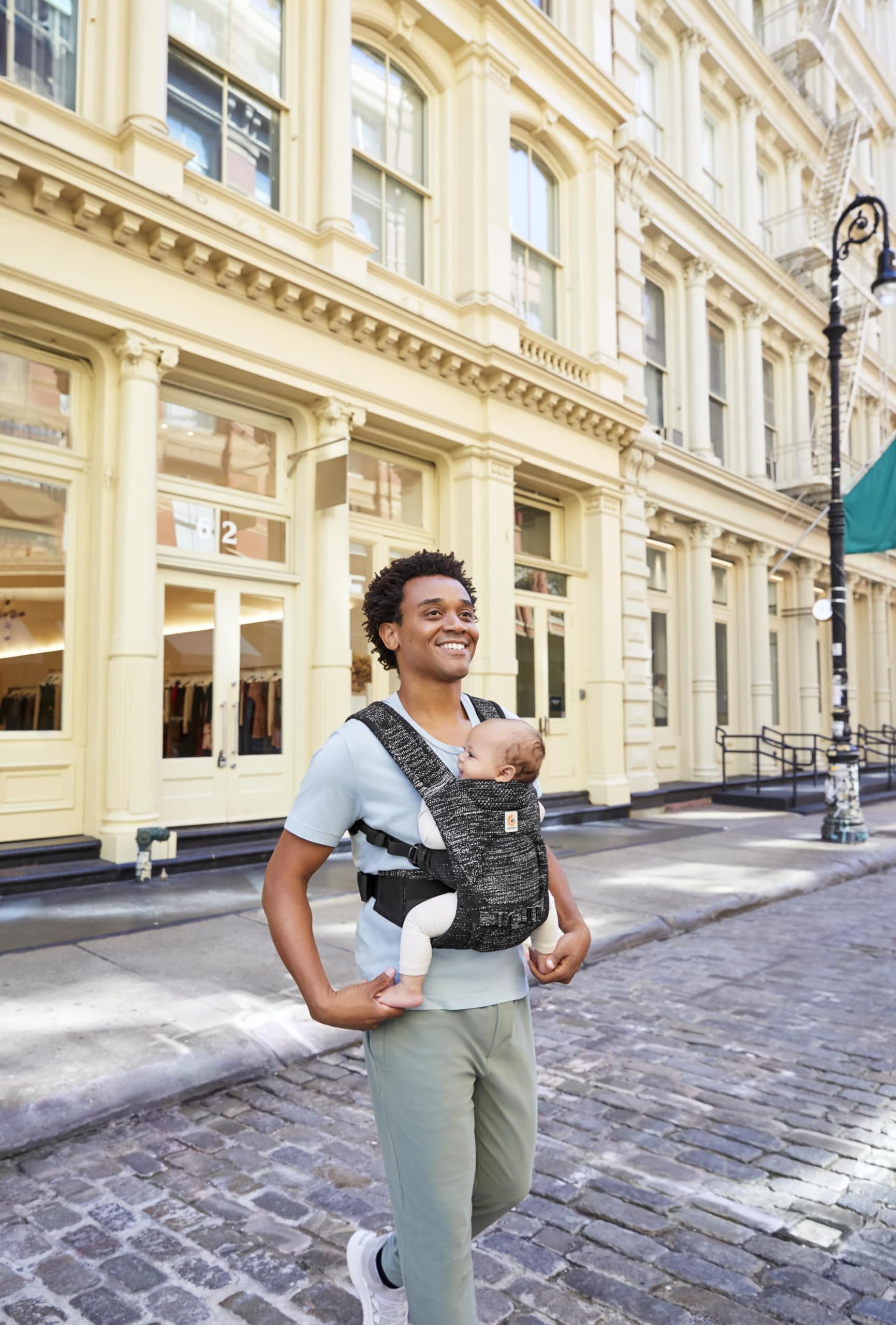 Ergobaby Aerloom Babytrage für Neugeborene bis zum Kleinkind, 3-Positionen Ergonomische Babybauchtrage Rückentrage Baby-Tragetasche aus Formaknit Material (Onyx)
