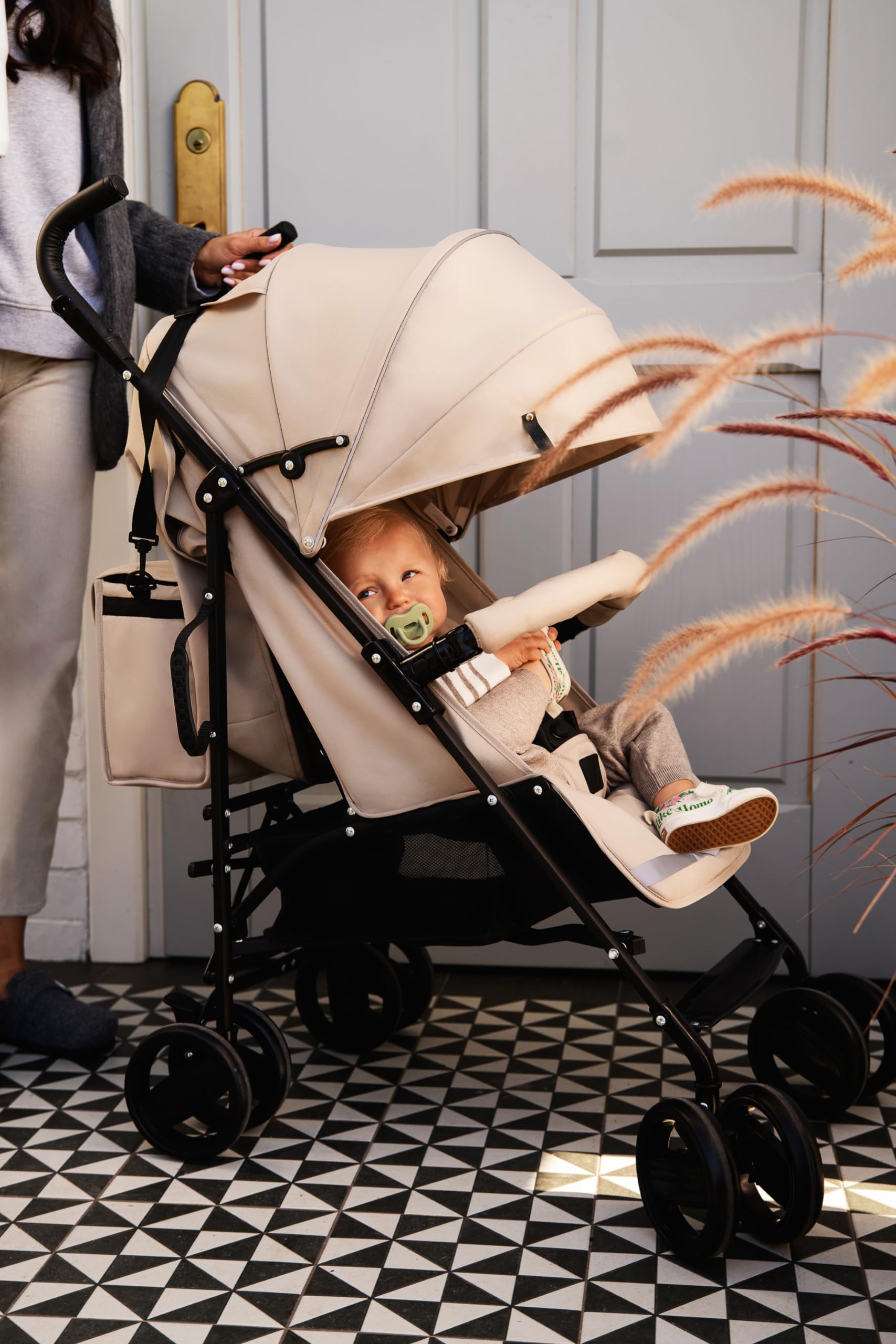 MoMi AKIRA poussette pour enfants à partir de 6 mois (jusqu’à 15 kg), harnais de sécurité 5 points réglable, sac, panier de courses, habillage pluie et moustiquaire.