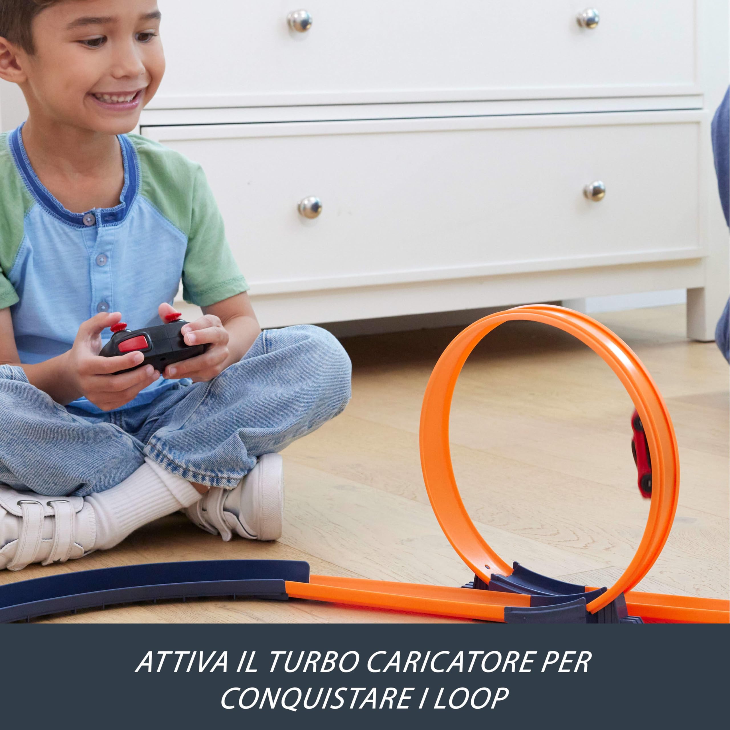 Hot Wheels RC Ferrari - SF90 Stradale Assetto Fiorano, macchina radiocomandata in scala 1:64, pulsante propulsore per aumentare la velocità incluso, giocattolo per bambini, 5+ anni, JGD09